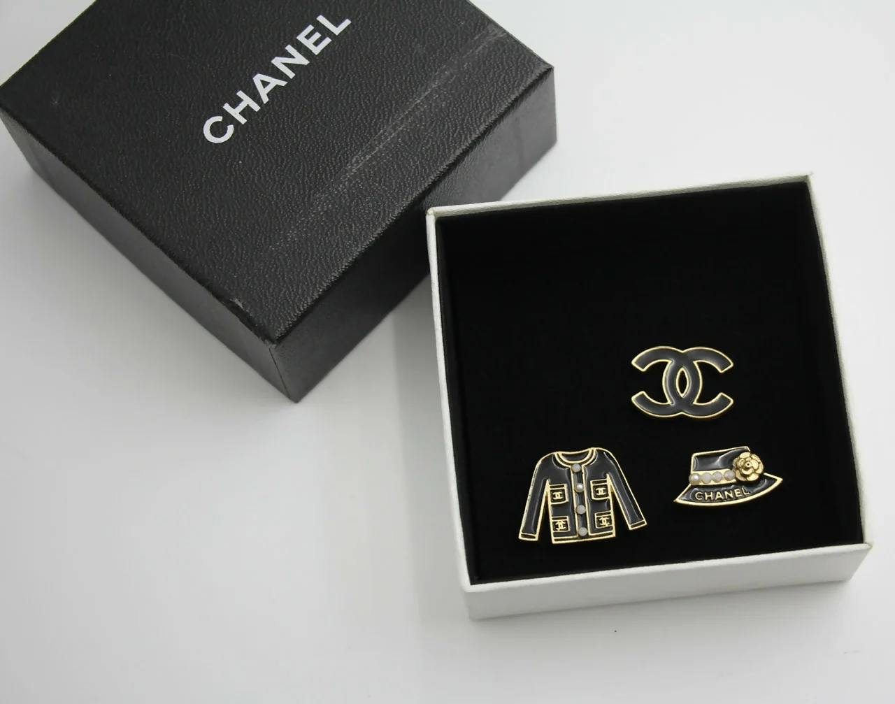 Chanel Vintage 02A Enamel Three-piece Hat Clothing CC Brooch - Image 10