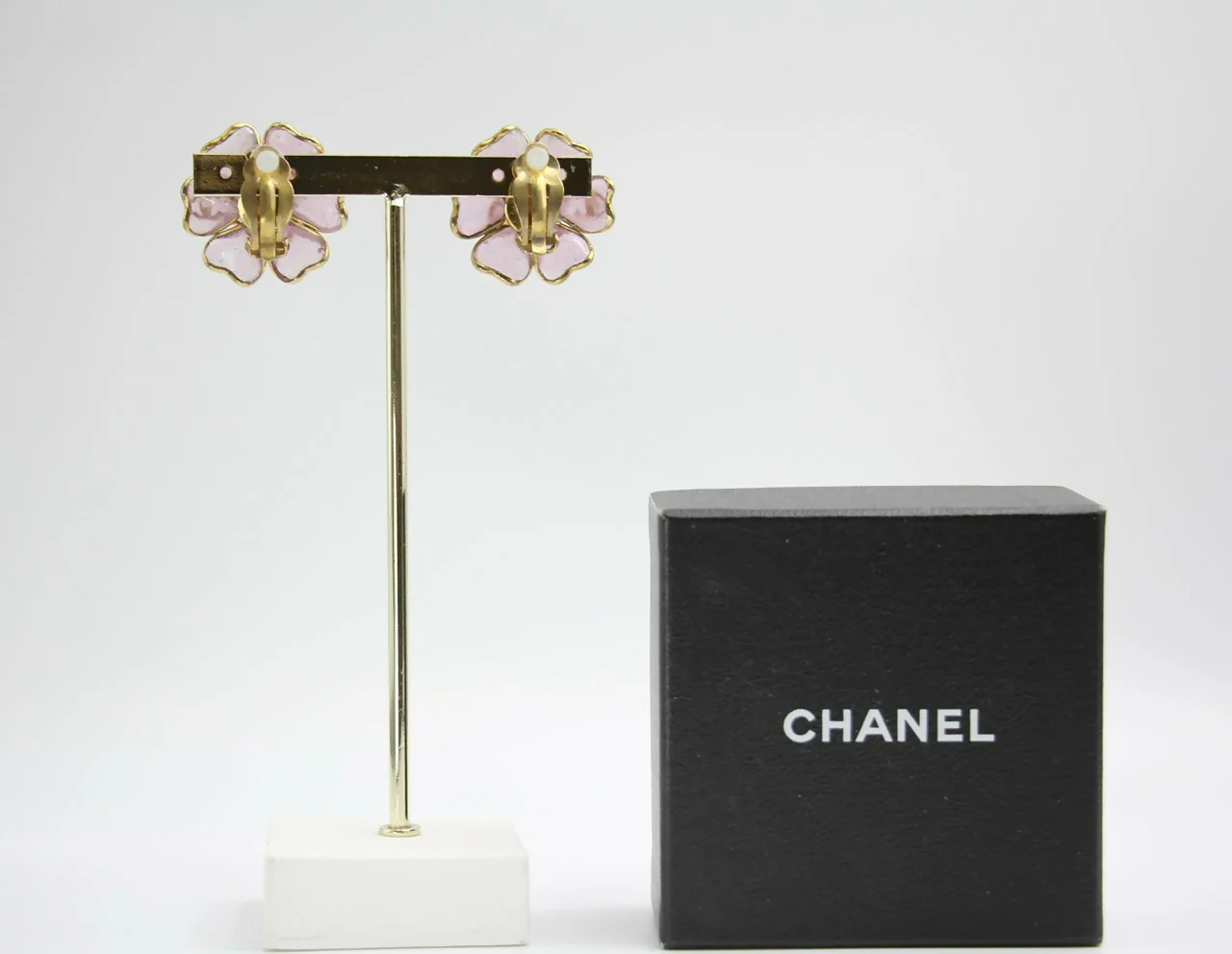 Chanel Vintage 02A Gripoix Pink Camellia Clip-on Earring - Image 3