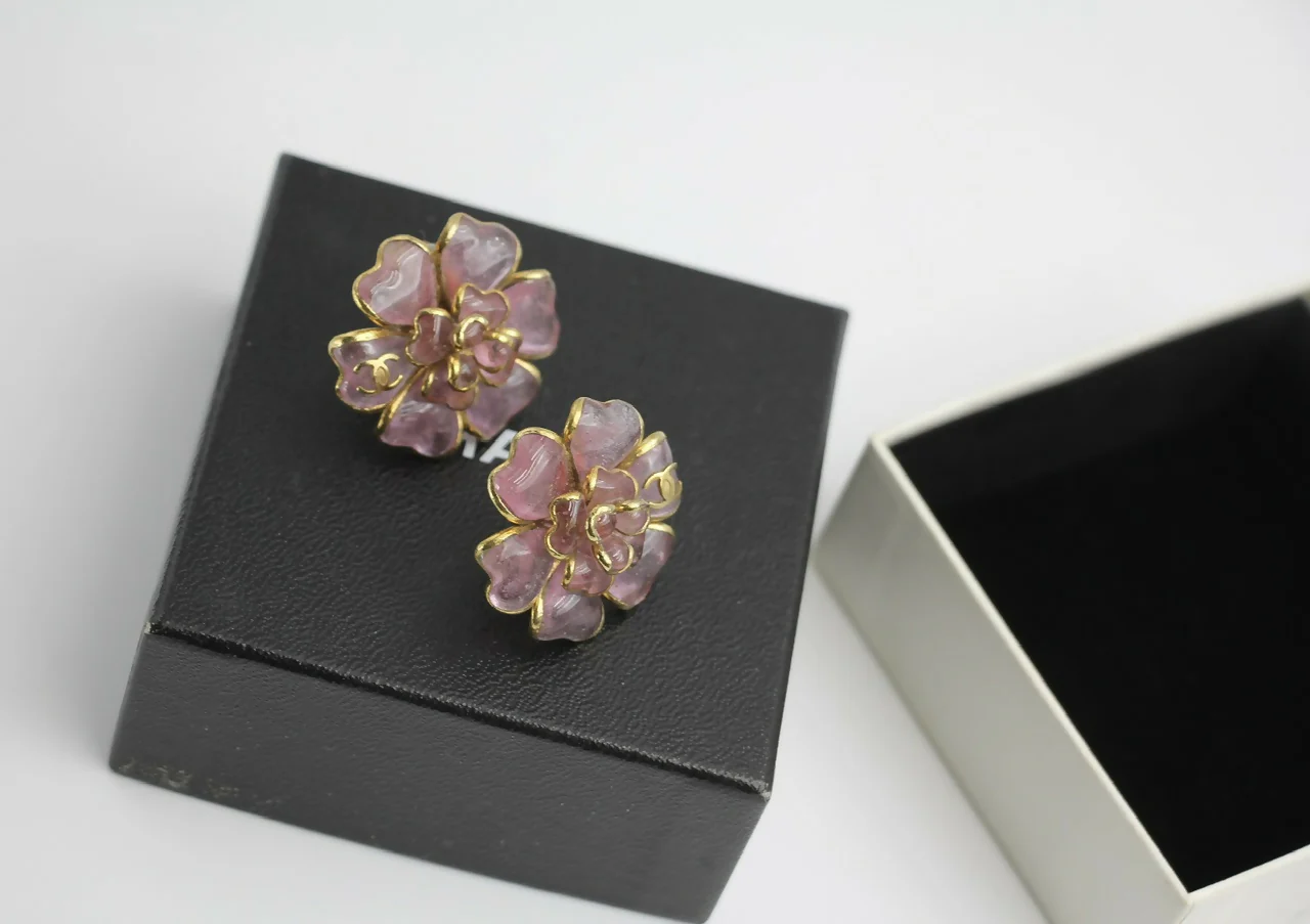 Chanel Vintage 02A Gripoix Pink Camellia Clip-on Earring - Image 4