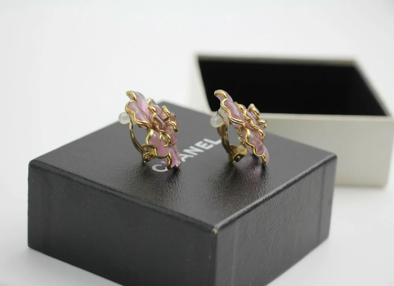 Chanel Vintage 02A Gripoix Pink Camellia Clip-on Earring - Image 5