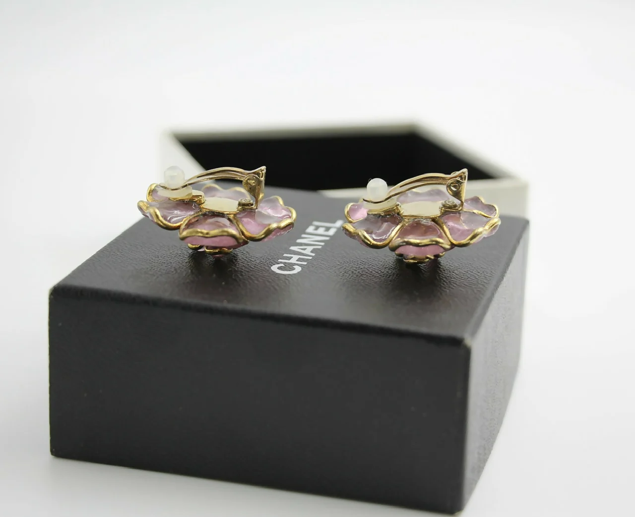 Chanel Vintage 02A Gripoix Pink Camellia Clip-on Earring - Image 7