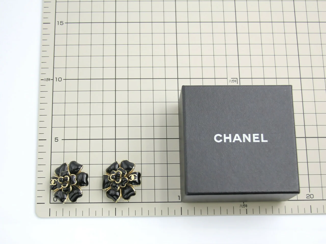 Chanel Vintage 02A Gripoix Shiny Black Large Camellia Clip-on Earrings - Image 10