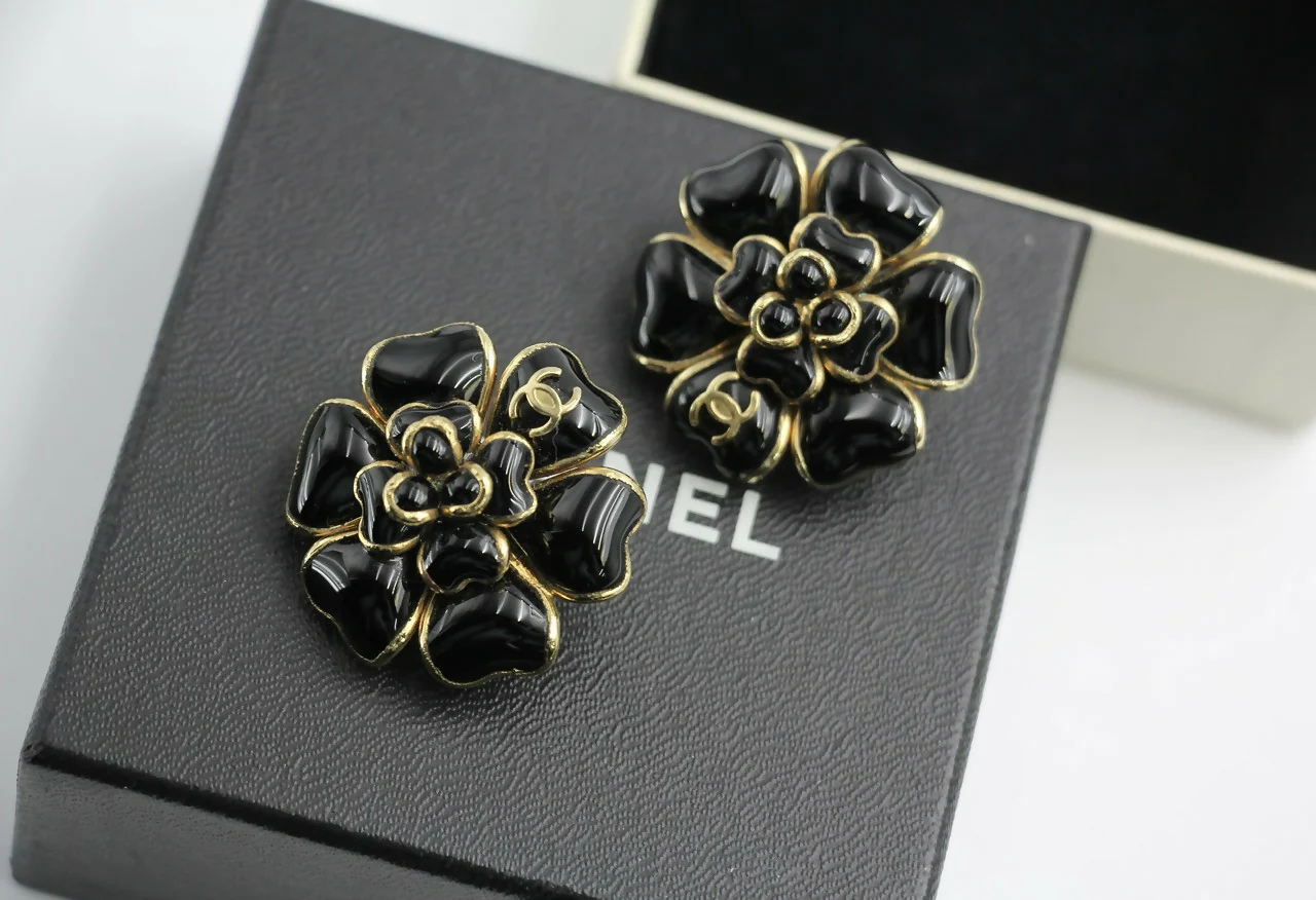 Chanel Vintage 02A Gripoix Shiny Black Large Camellia Clip-on Earrings - Image 2