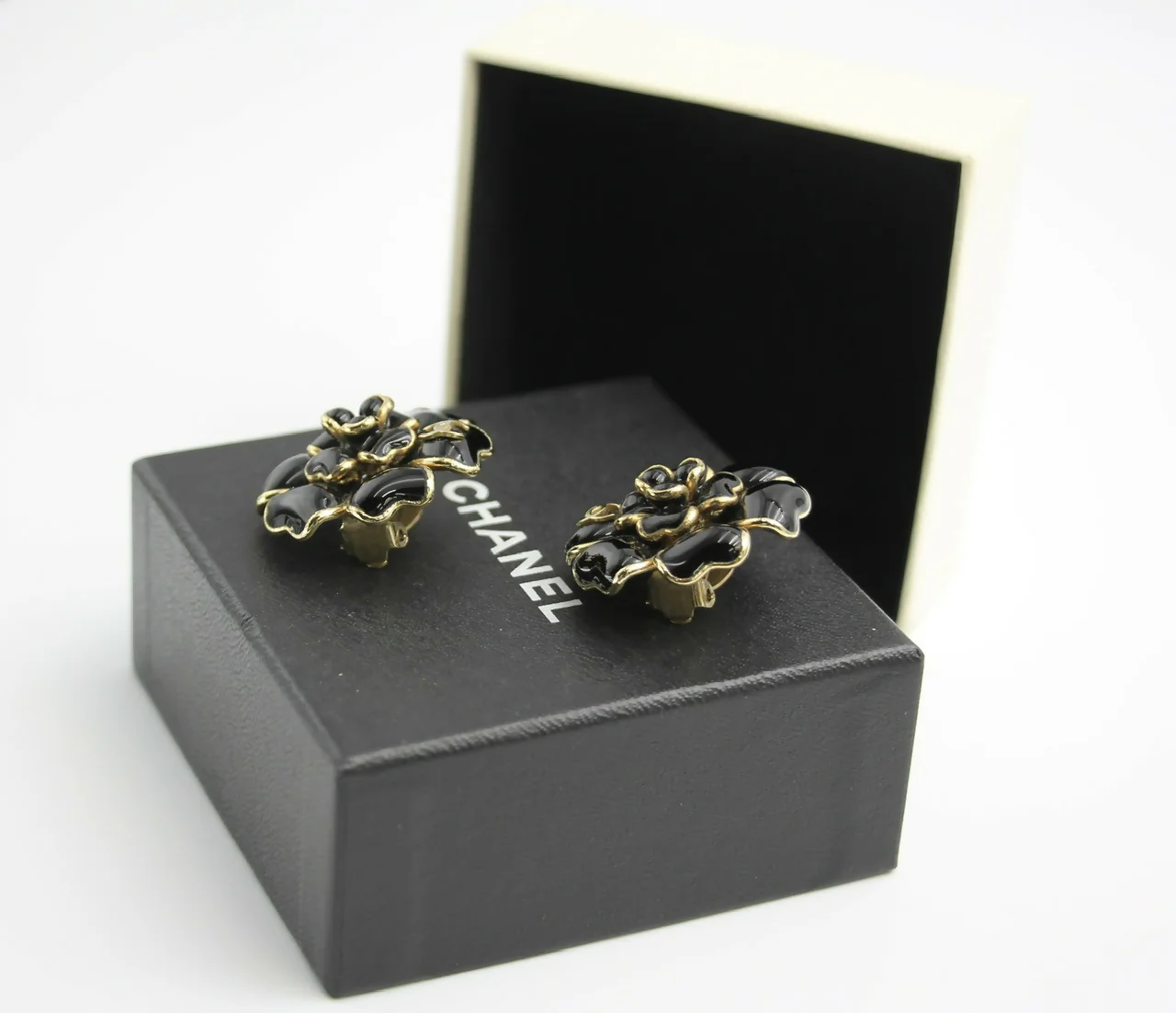 Chanel Vintage 02A Gripoix Shiny Black Large Camellia Clip-on Earrings - Image 6