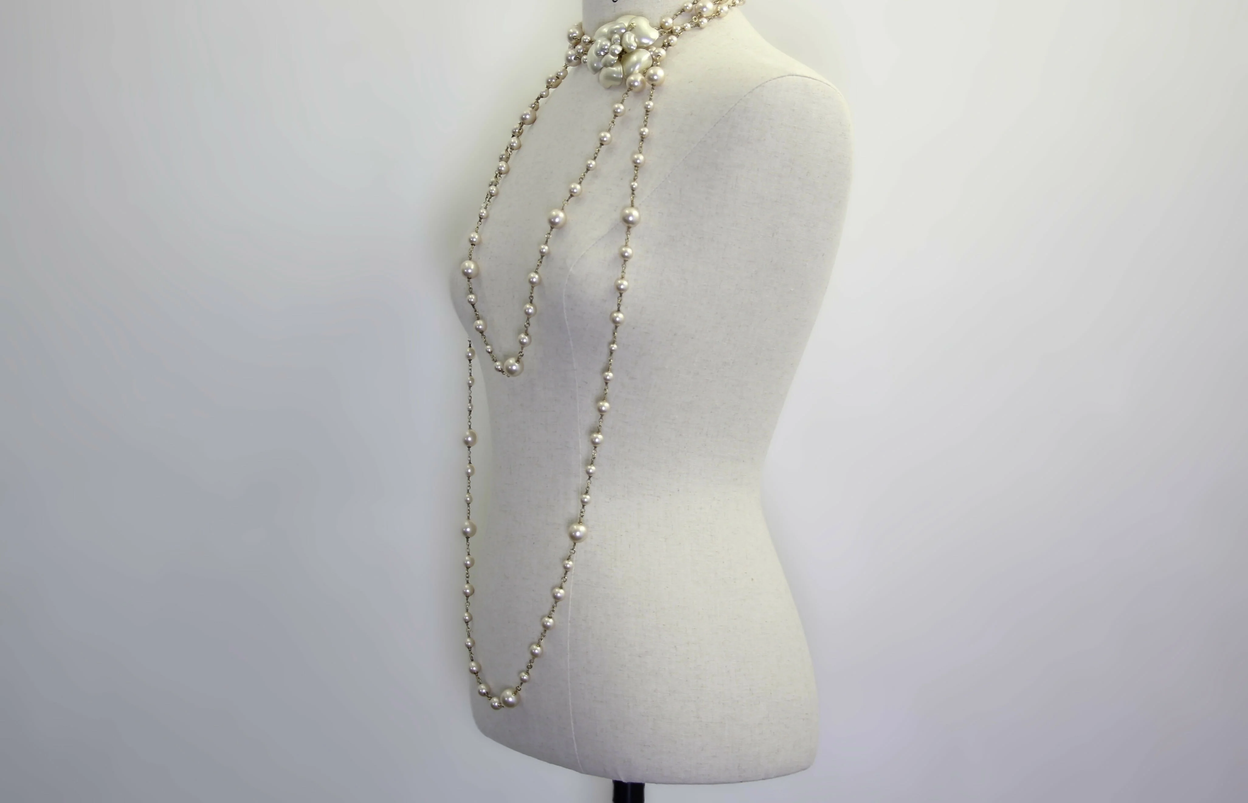 Chanel Vintage 02A Imitation Pearl White Camellia Long Necklace - Image 3