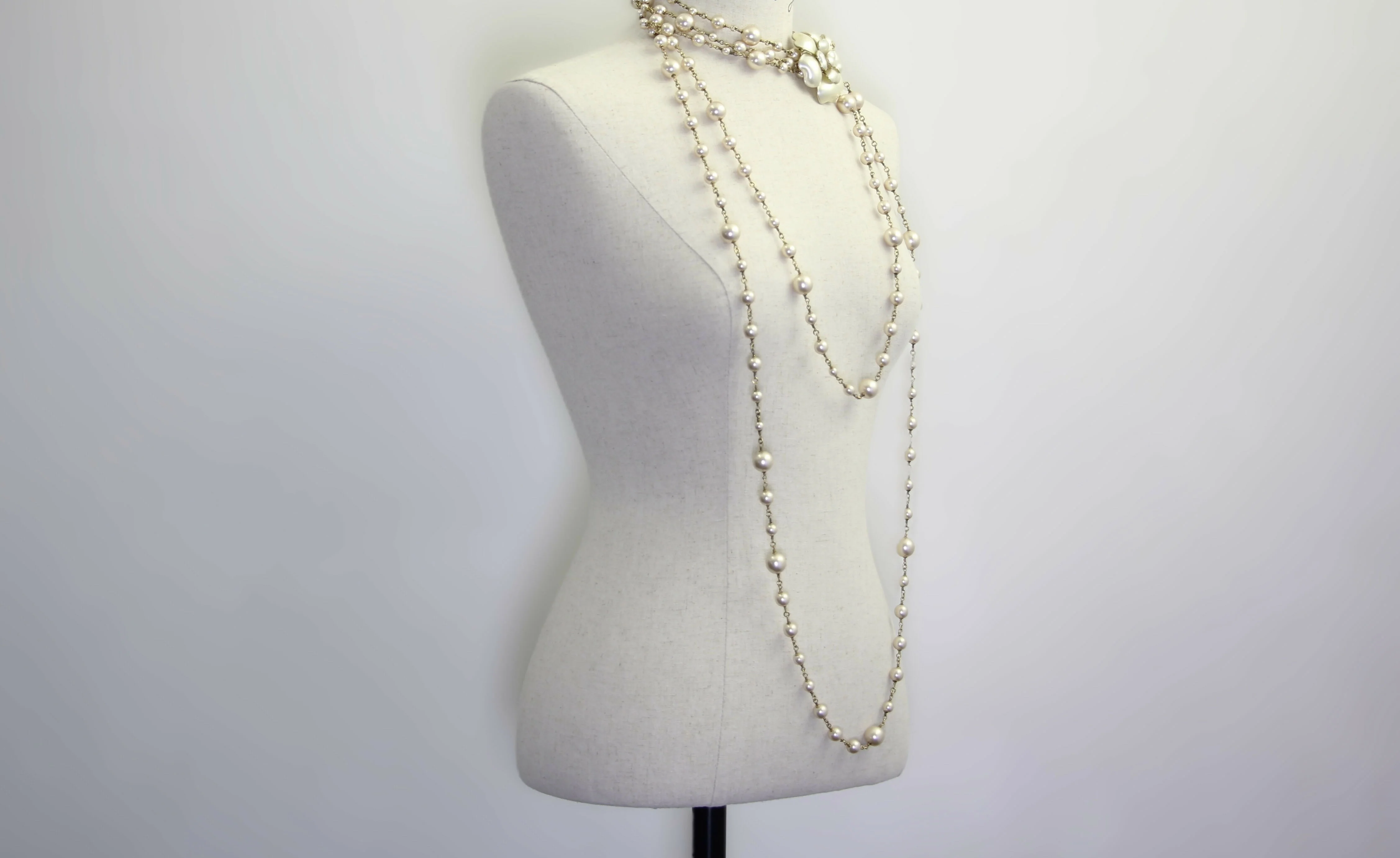 Chanel Vintage 02A Imitation Pearl White Camellia Long Necklace - Image 4