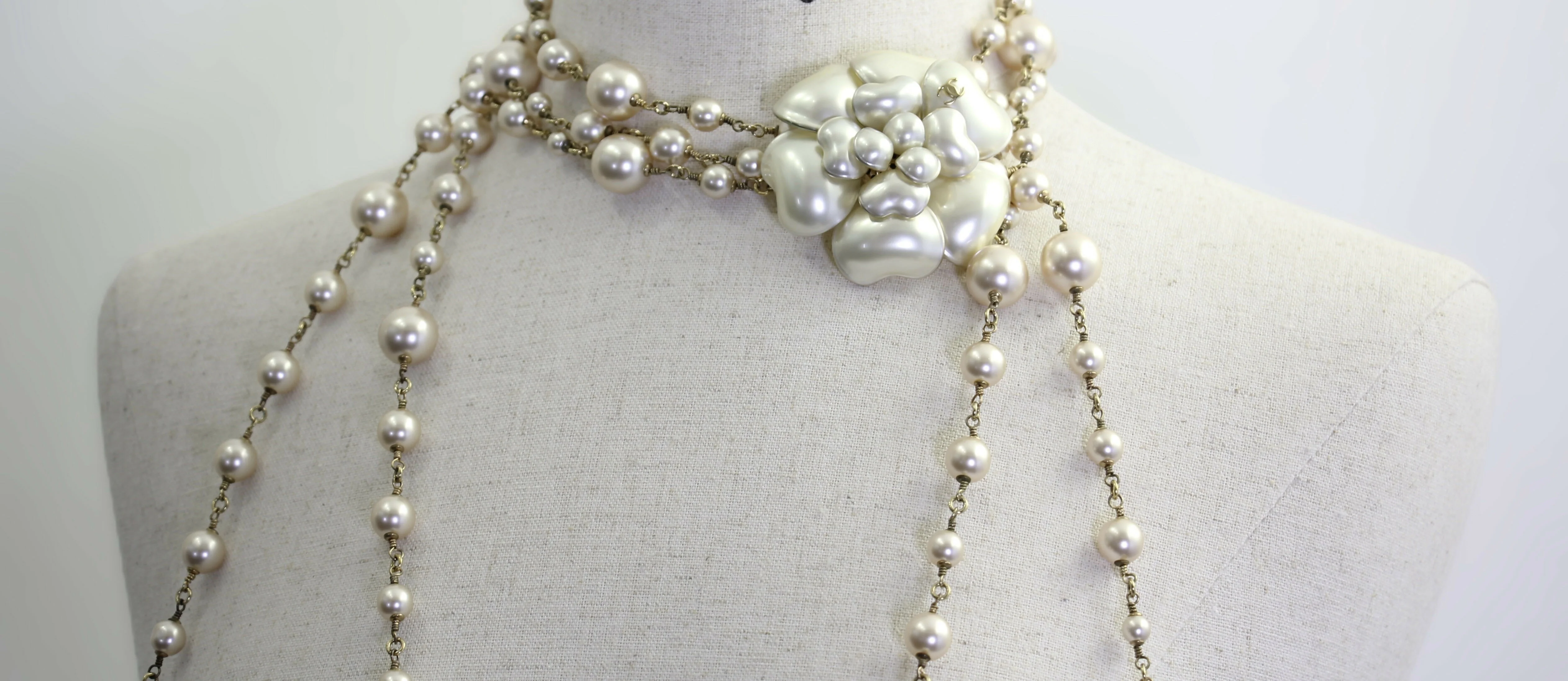 Chanel Vintage 02A Imitation Pearl White Camellia Long Necklace - Image 5