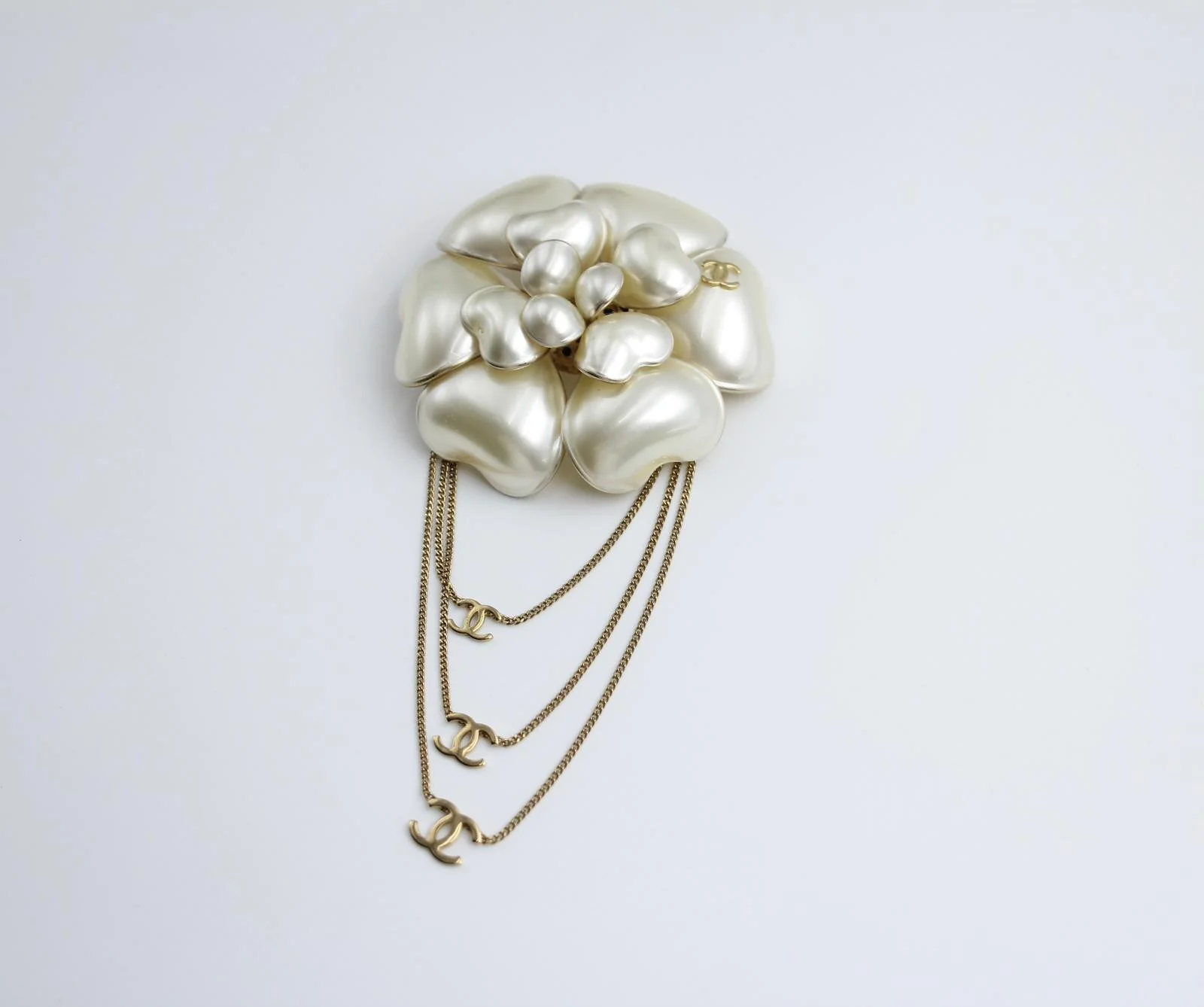 Chanel Vintage 02A Imitation Pearl White Camellia Three Cc Brooch - Image 2