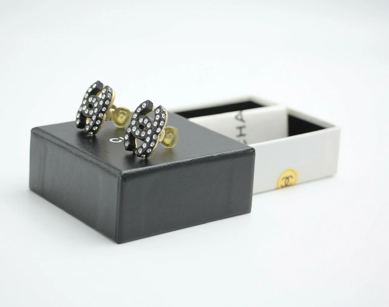 Chanel Vintage 02A Rhinestone Black CC Logo Clip-on Earrings - Image 4