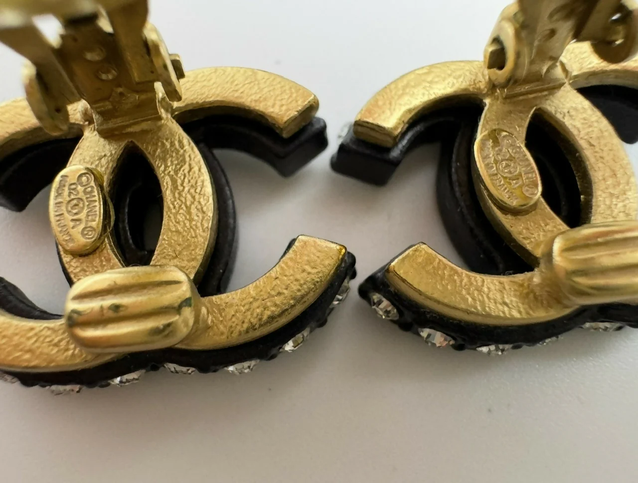 Chanel Vintage 02A Rhinestone Black CC Logo Clip-on Earrings - Image 9