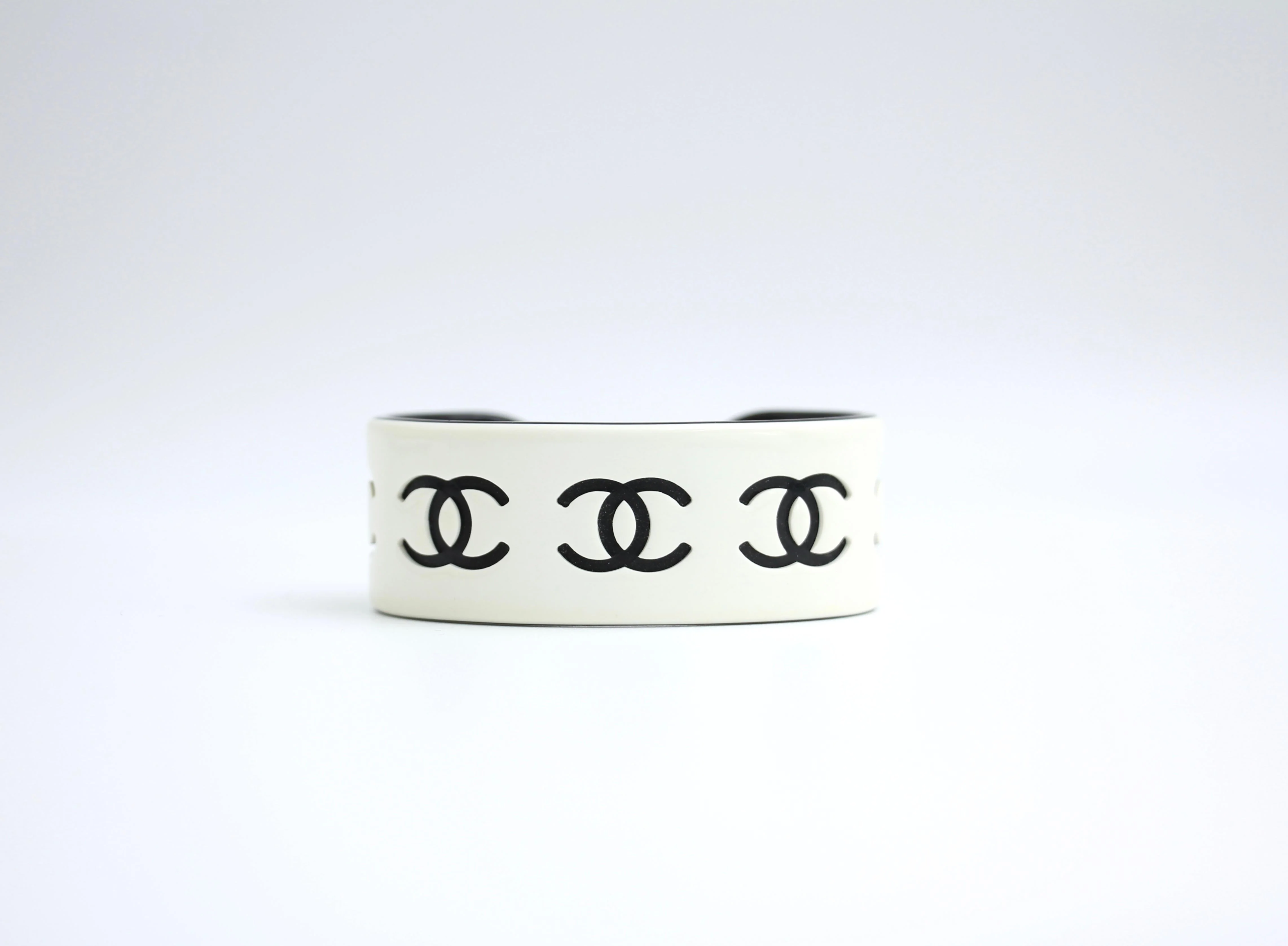 Chanel Vintage 02P Resin Black And White Cc Choker - Image 2
