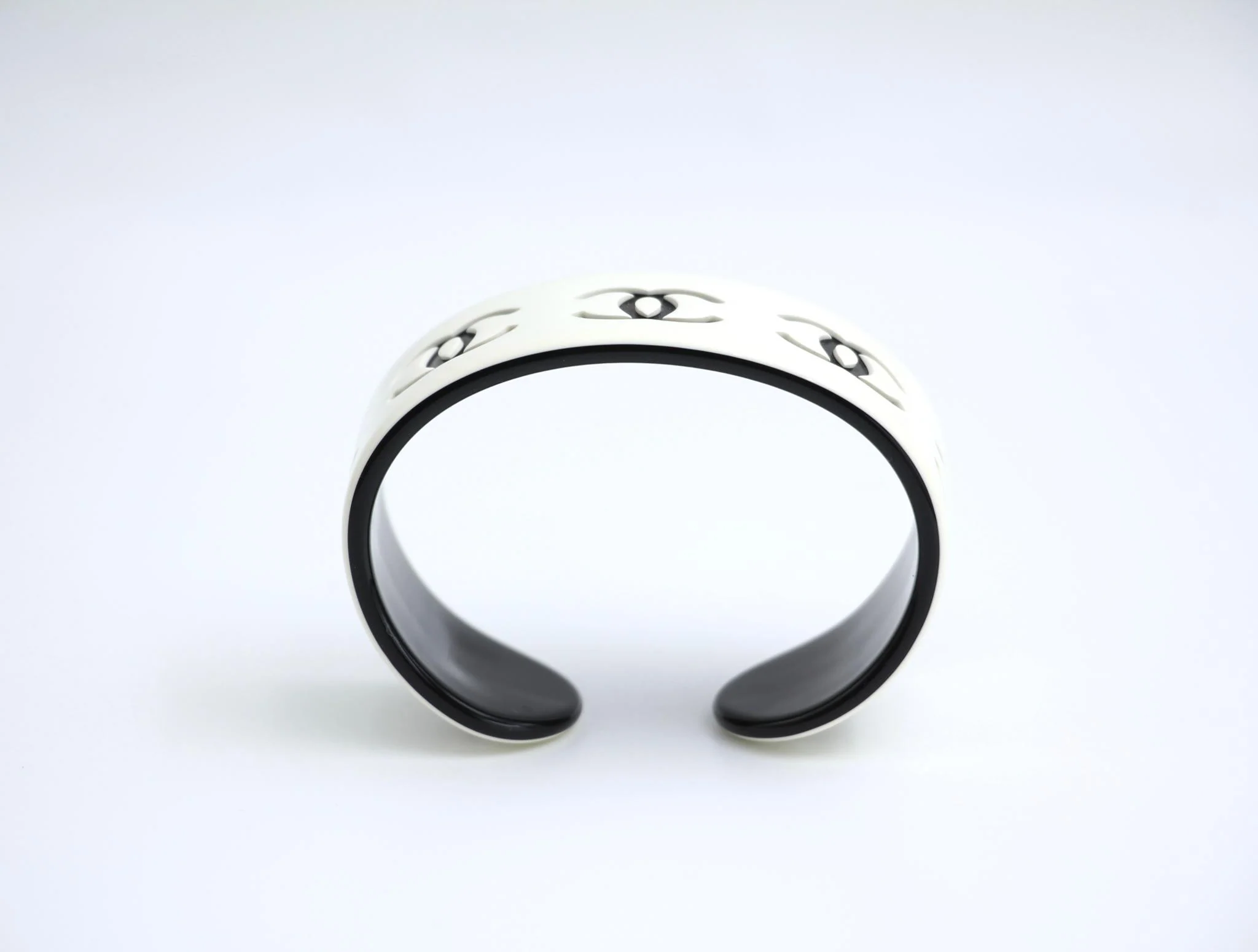 Chanel Vintage 02P Resin Black And White Cc Choker - Image 3