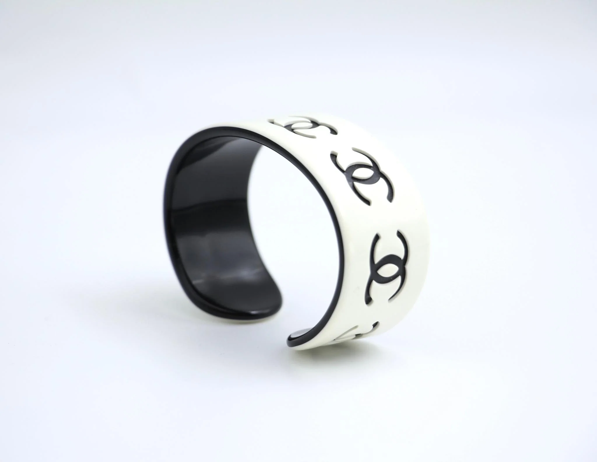 Chanel Vintage 02P Resin Black And White Cc Choker - Image 4