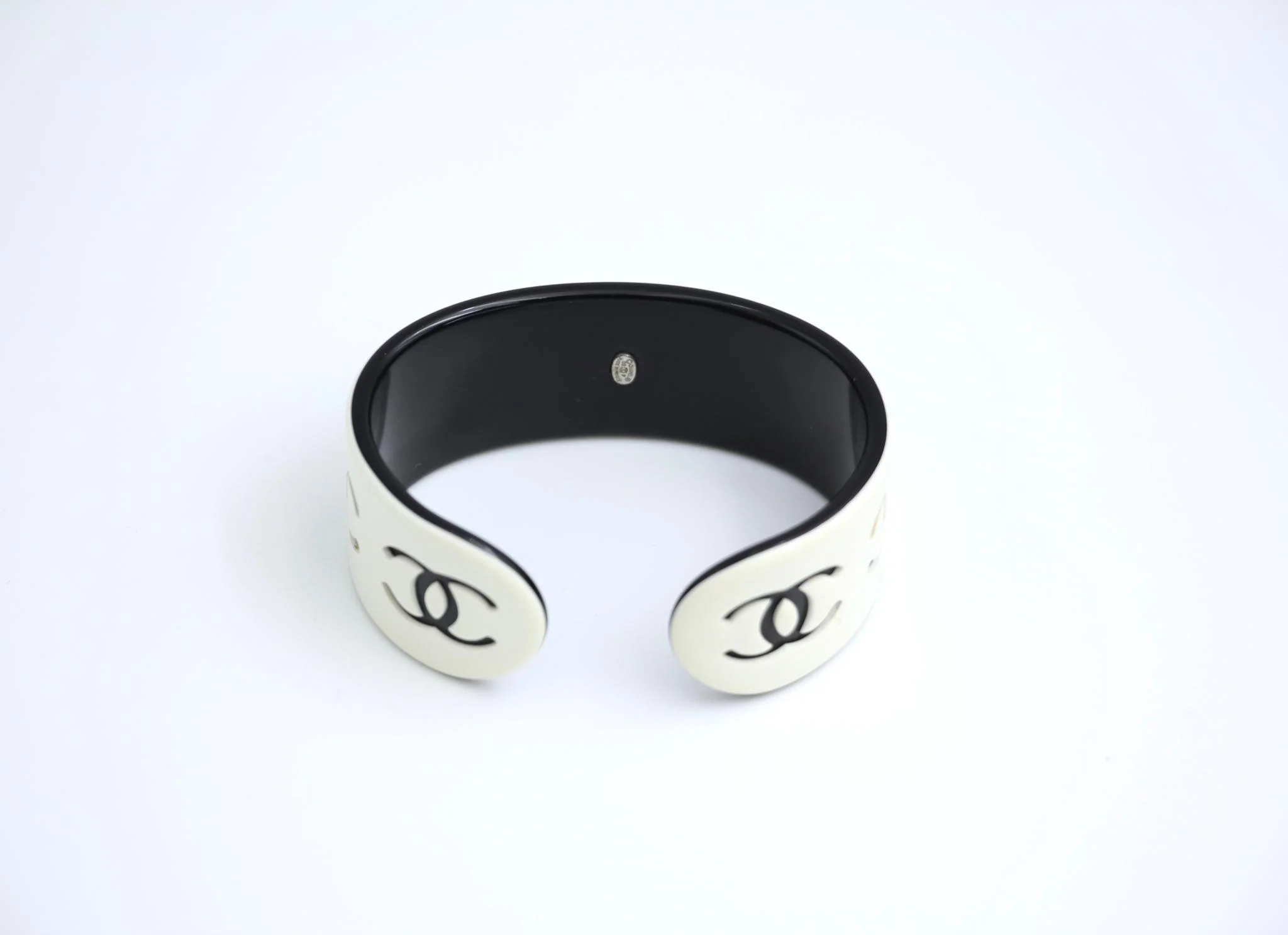 Chanel Vintage 02P Resin Black And White Cc Choker - Image 5