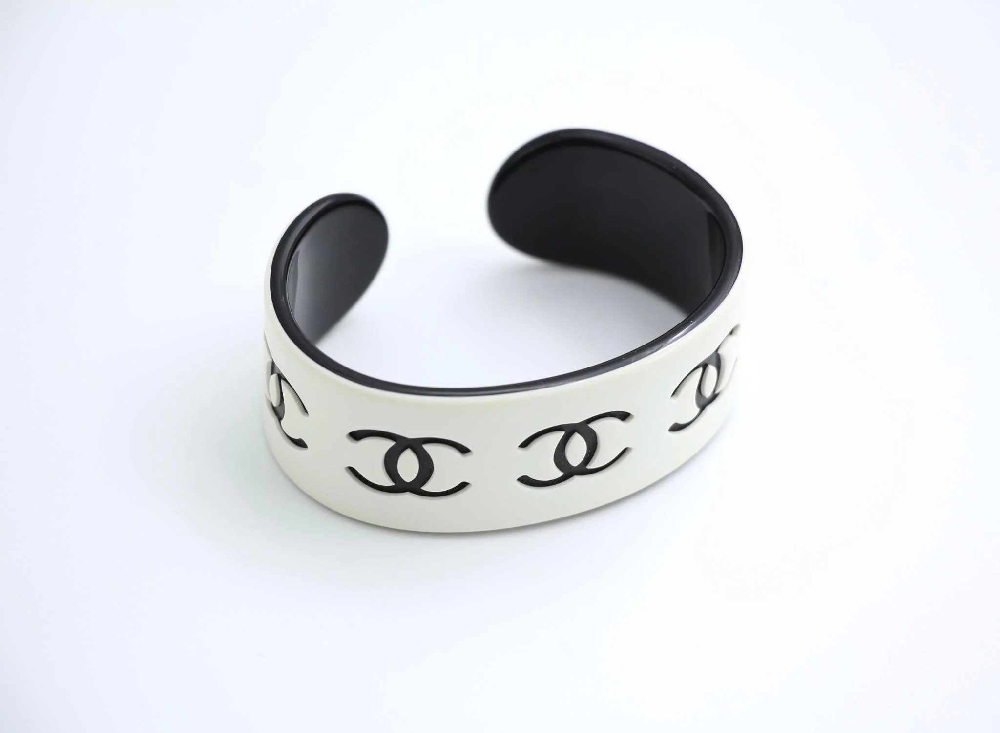 Chanel Vintage 02P Resin Black And White Cc Choker - Image 6