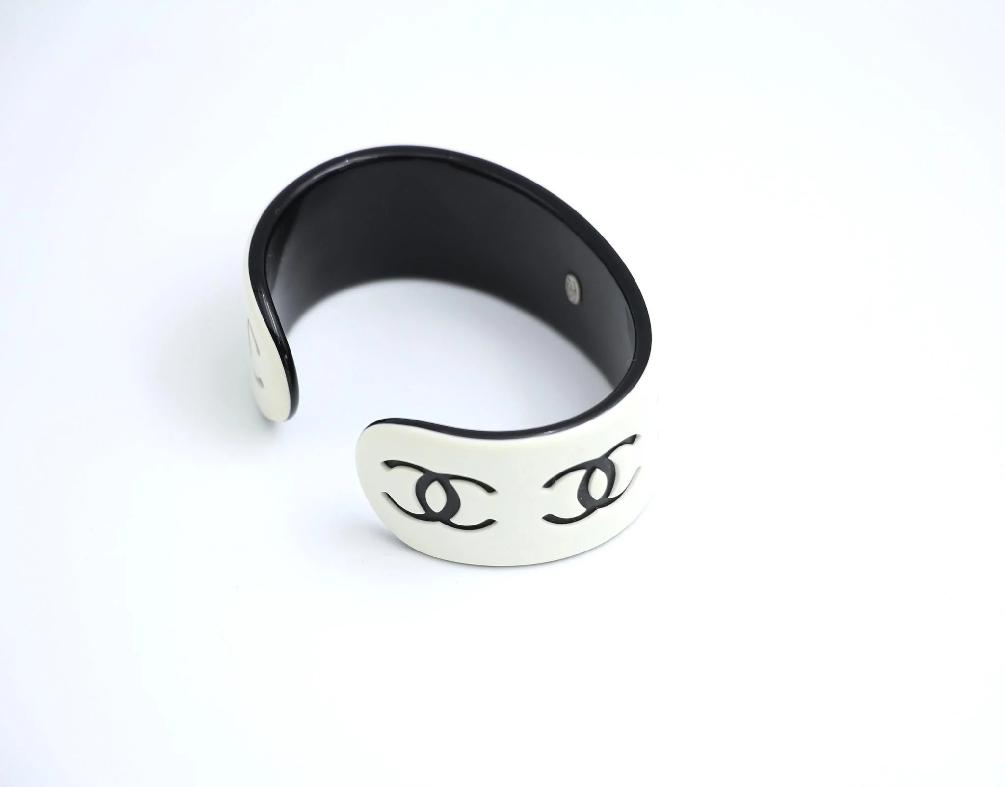 Chanel Vintage 02P Resin Black And White Cc Choker - Image 7