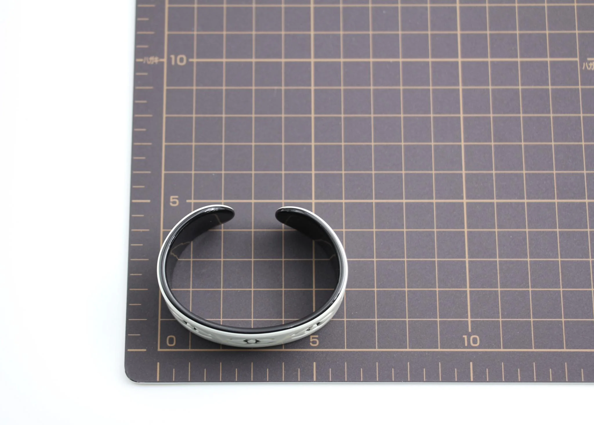 Chanel Vintage 02P Resin Black And White Cc Choker - Image 9