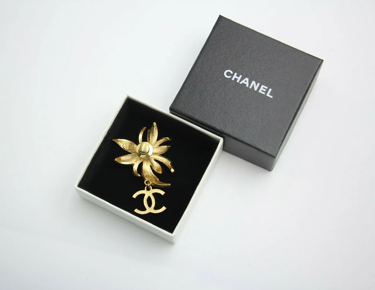 Chanel Vintage 02P Rhinestone Pink Silver Palm Tree Brooch - Image 4