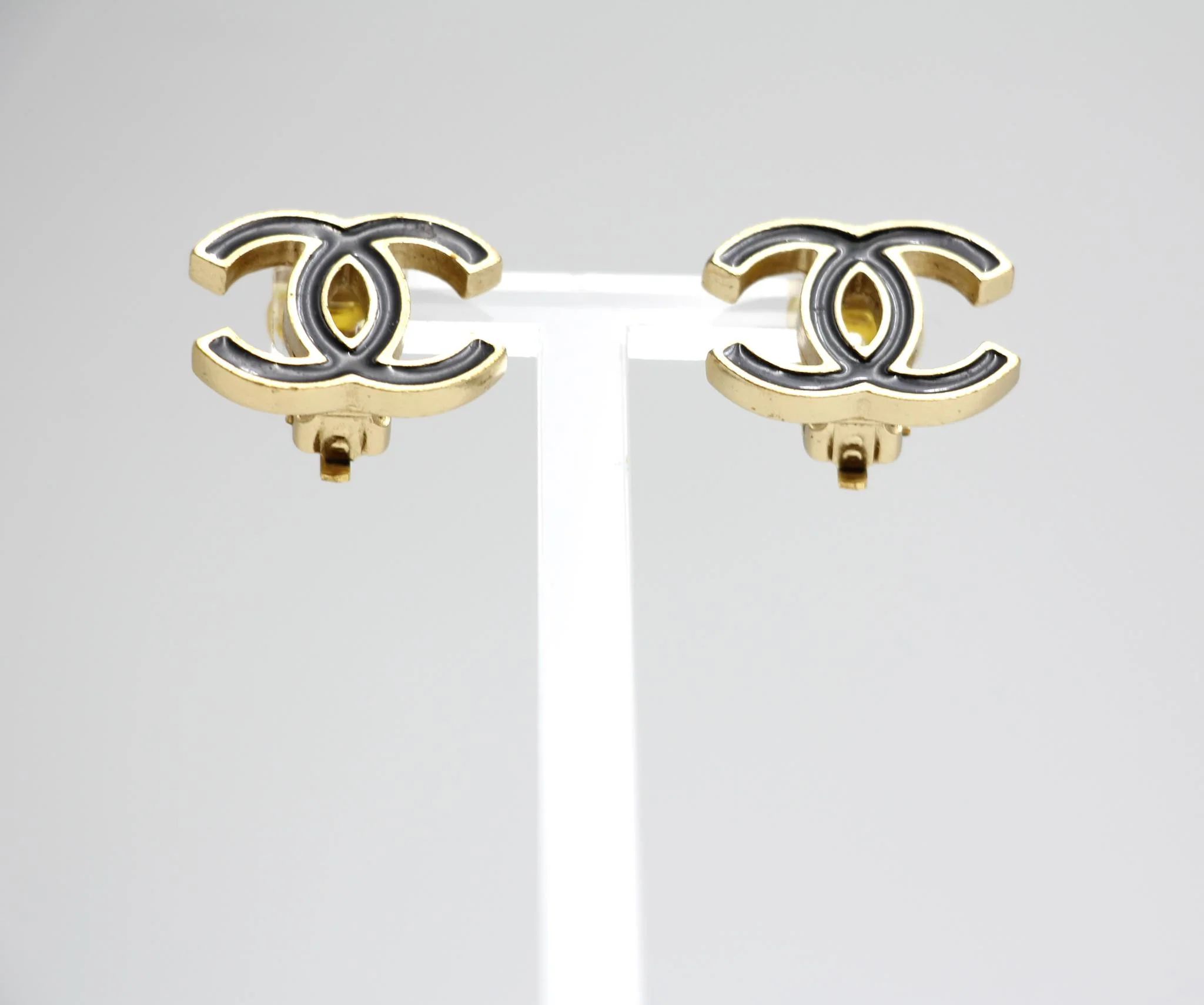 Chanel Vintage 03A Enamel Classic Black Cc Earrings - Image 10
