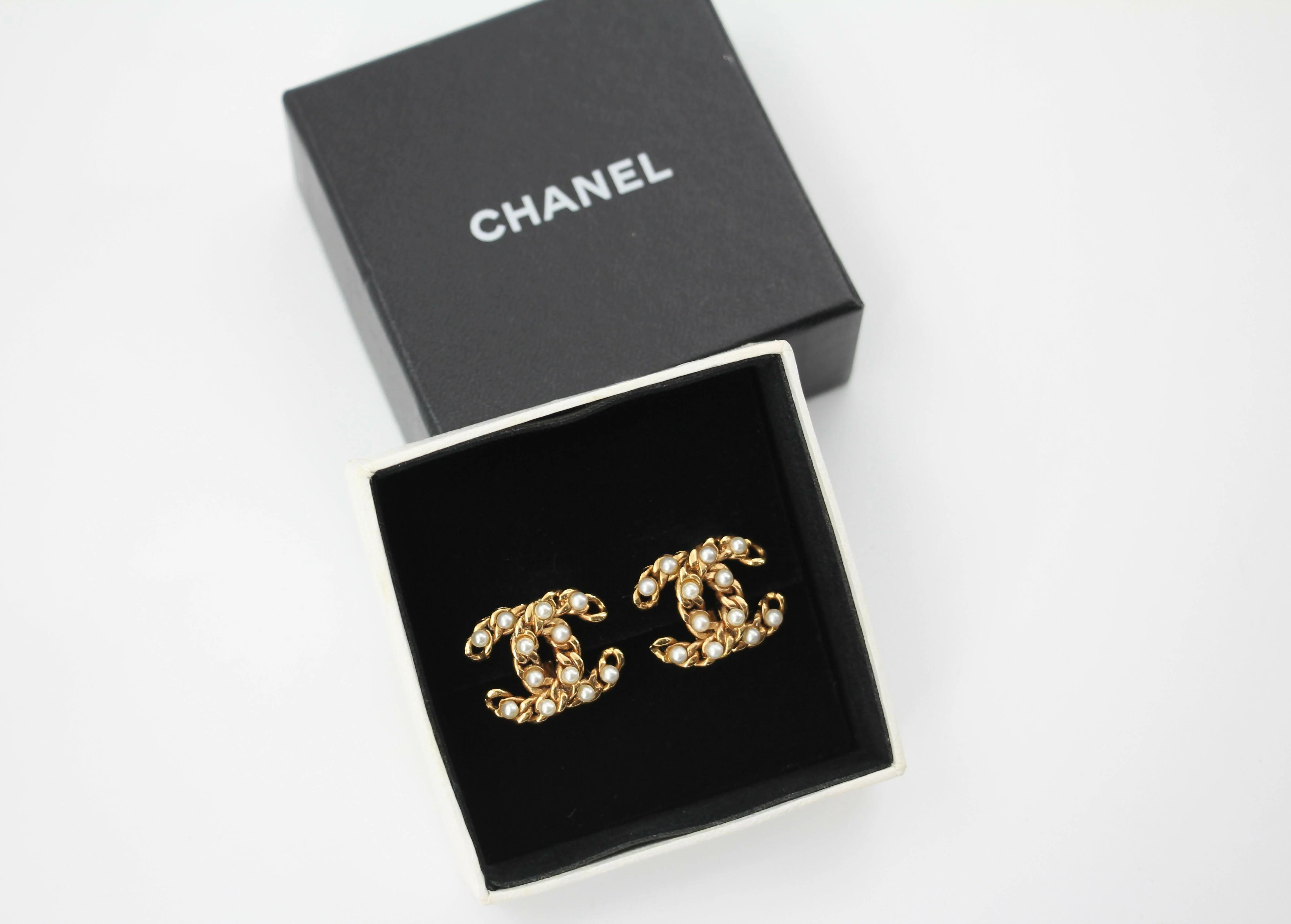 Chanel Vintage 03A Imitation Pearl Gold-plated Clip-on Earrings - Image 2