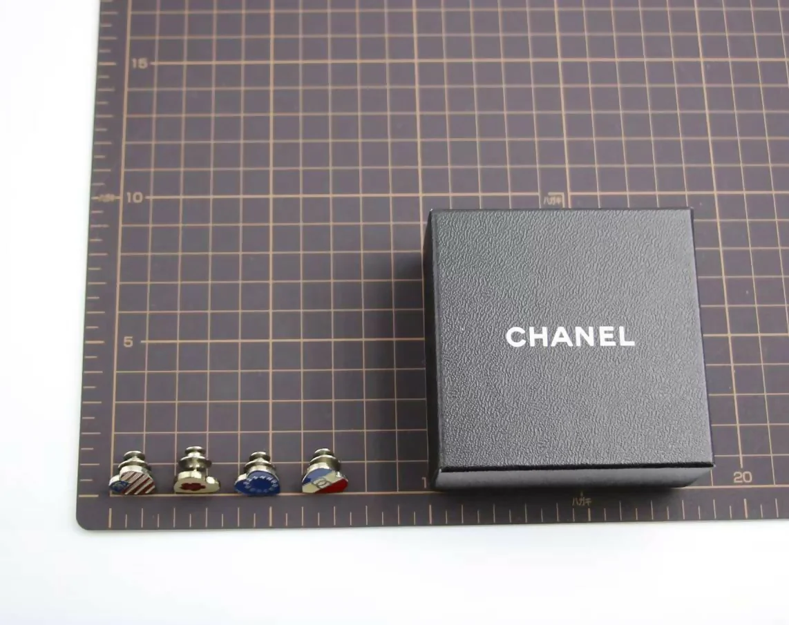 Chanel Vintage 03A Metal American Style Heart Brooch - Image 10