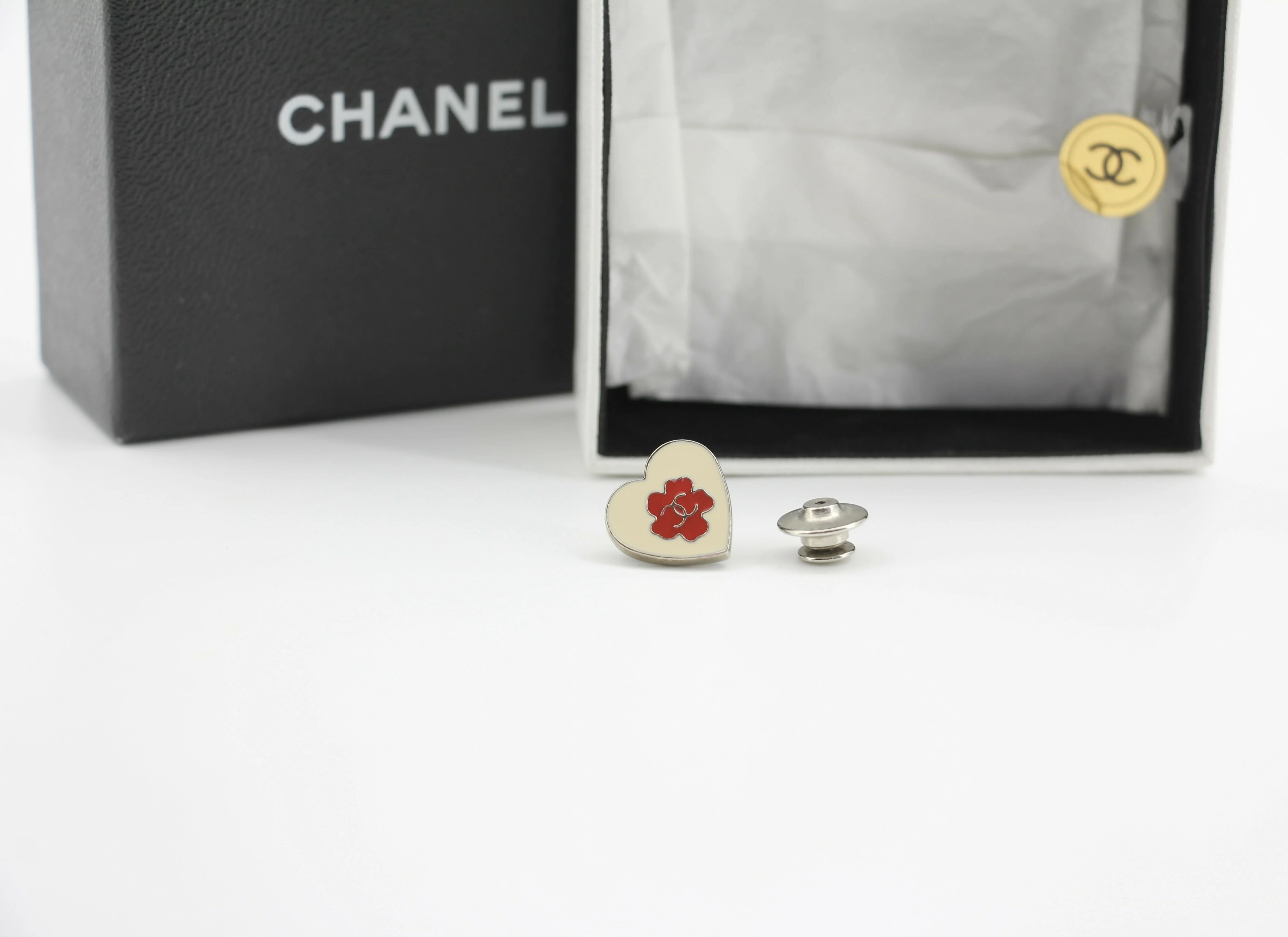 Chanel Vintage 03A Metal American Style Heart Brooch - Image 2