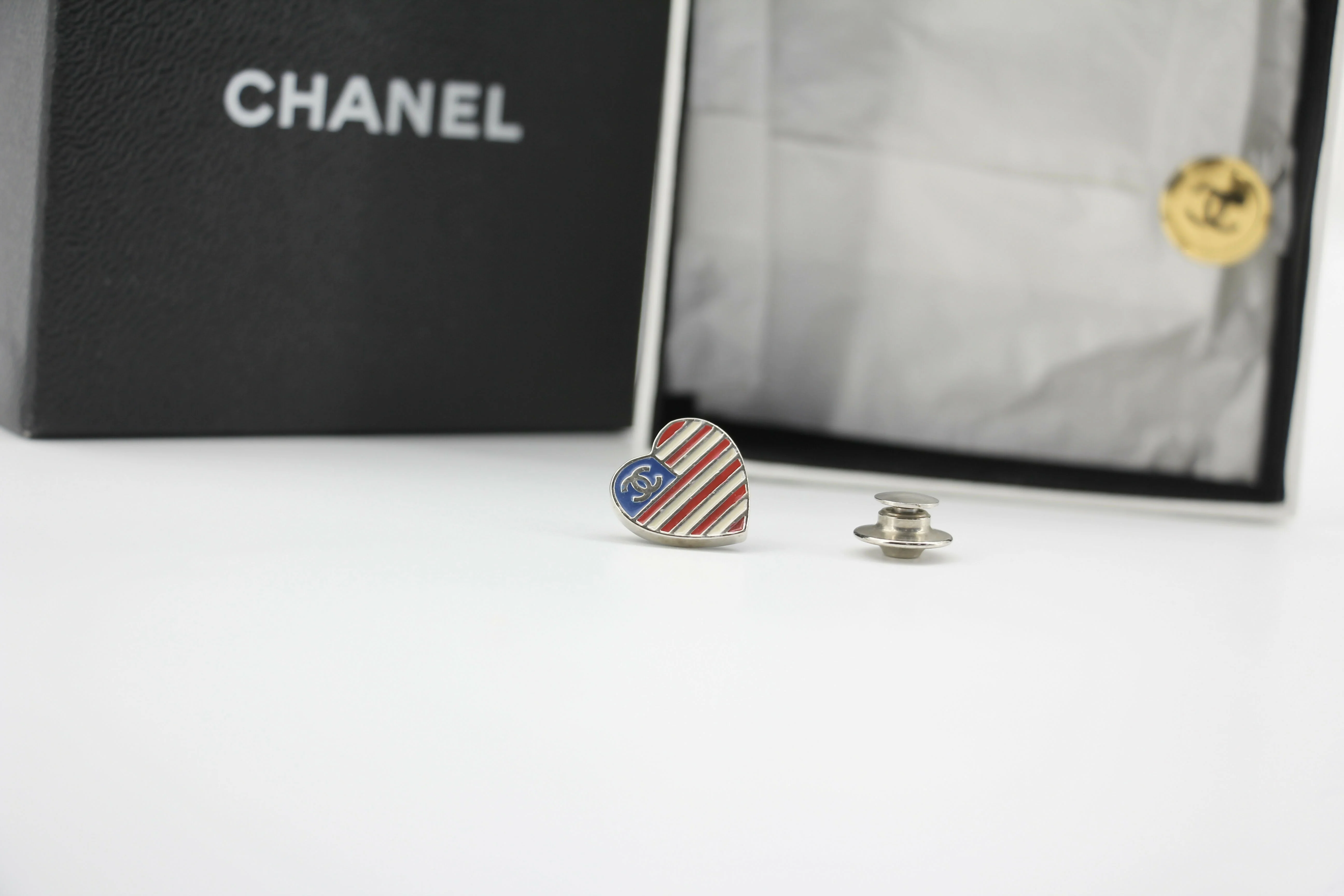 Chanel Vintage 03A Metal American Style Heart Brooch - Image 3