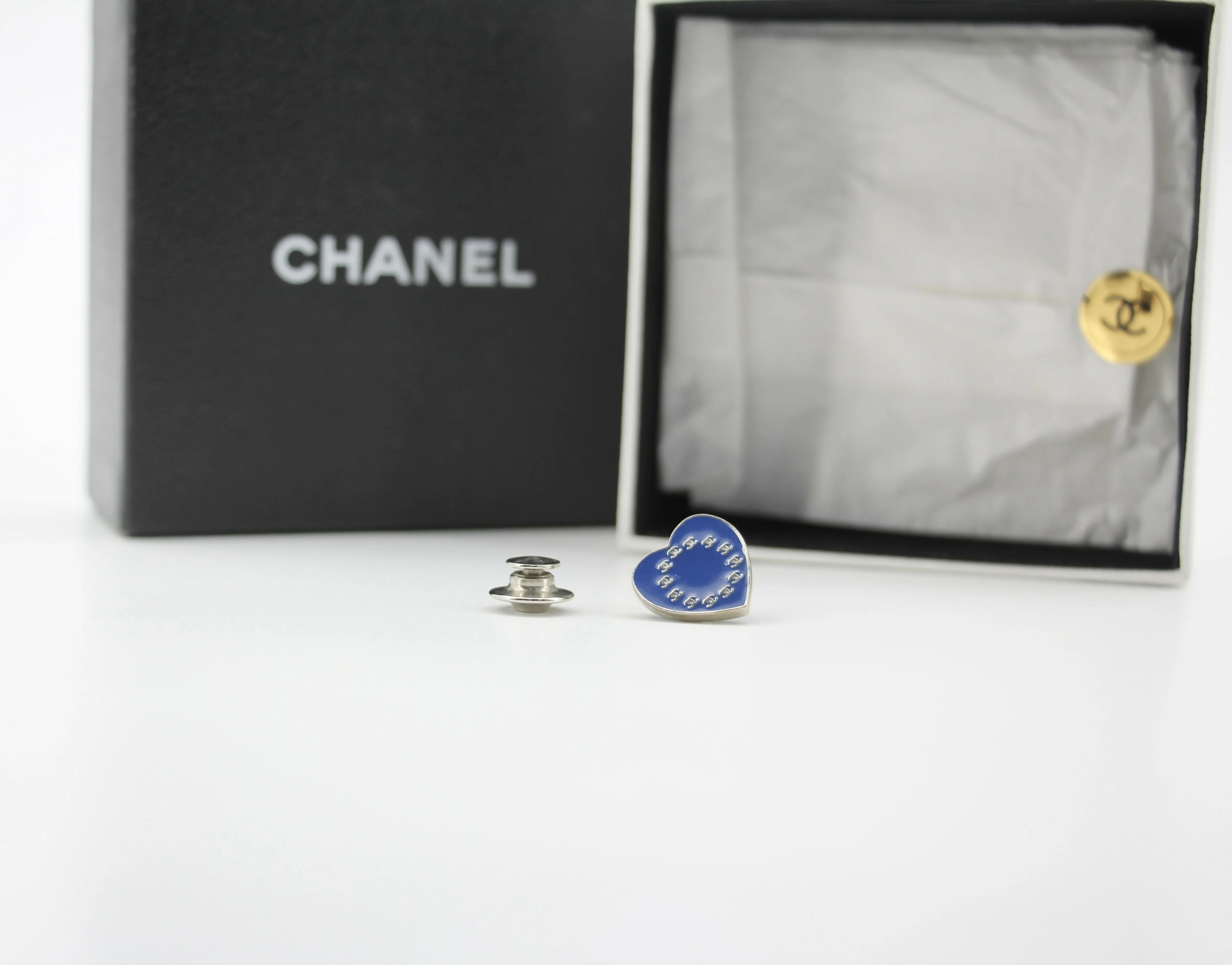 Chanel Vintage 03A Metal American Style Heart Brooch - Image 4