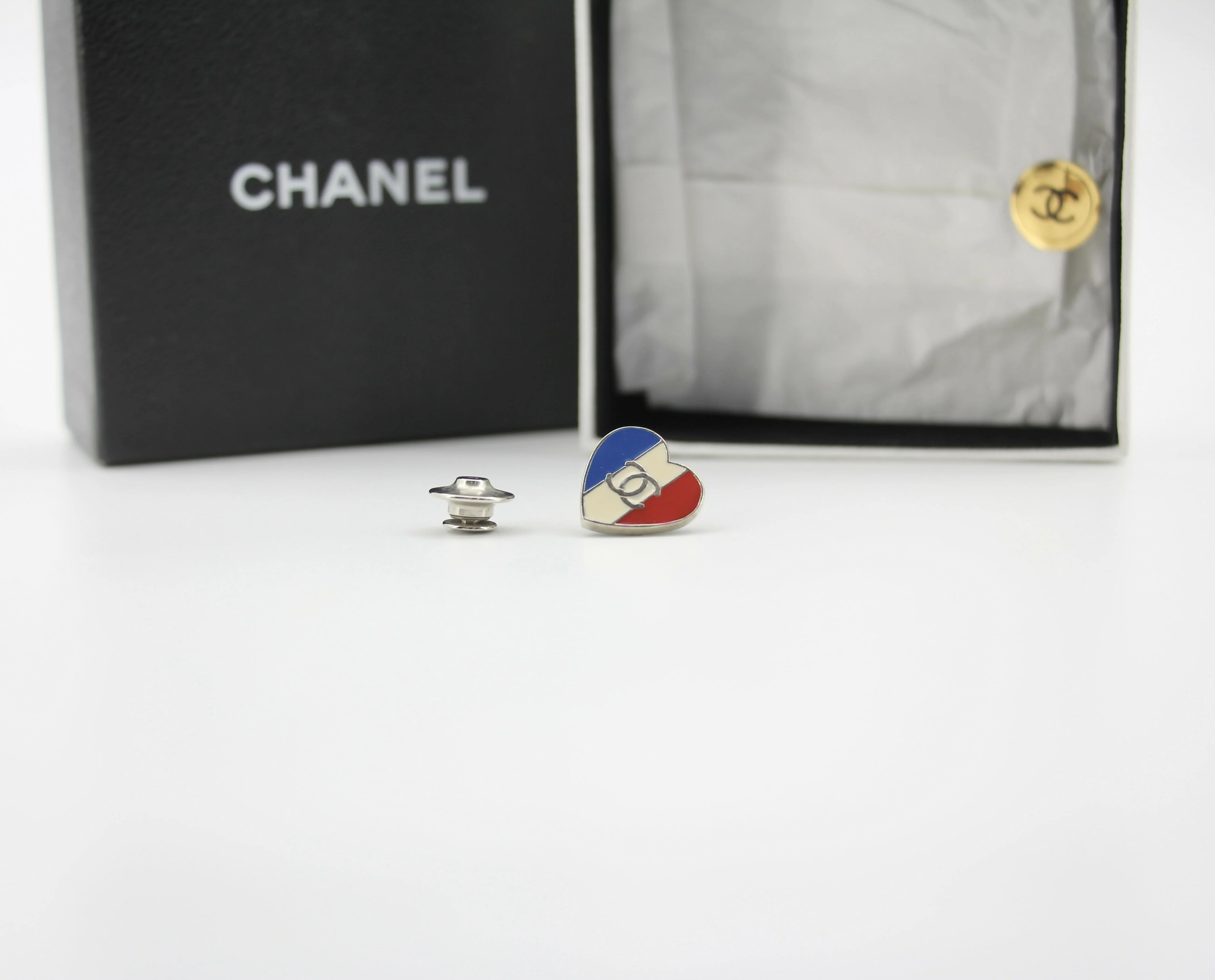 Chanel Vintage 03A Metal American Style Heart Brooch - Image 5