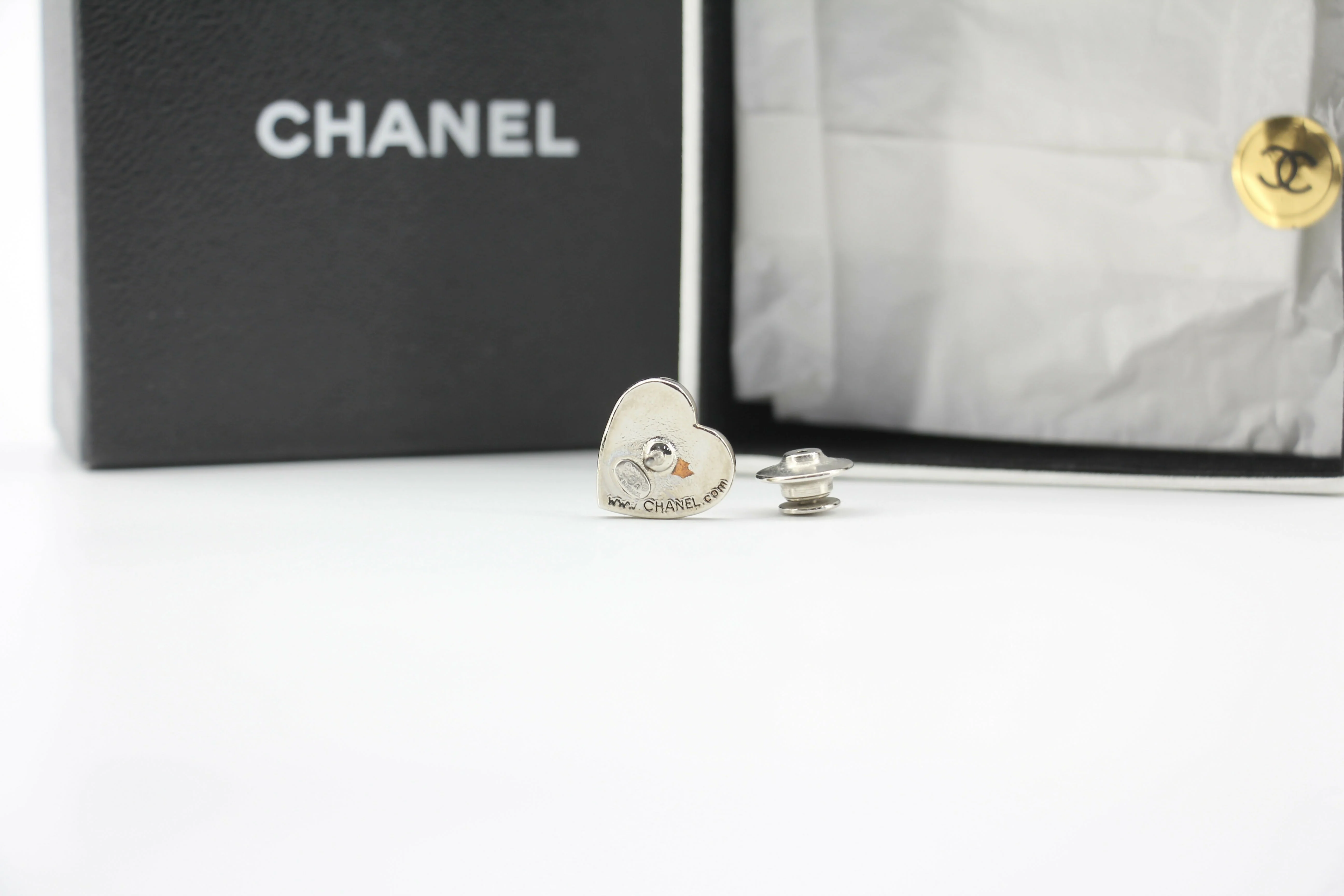 Chanel Vintage 03A Metal American Style Heart Brooch - Image 6