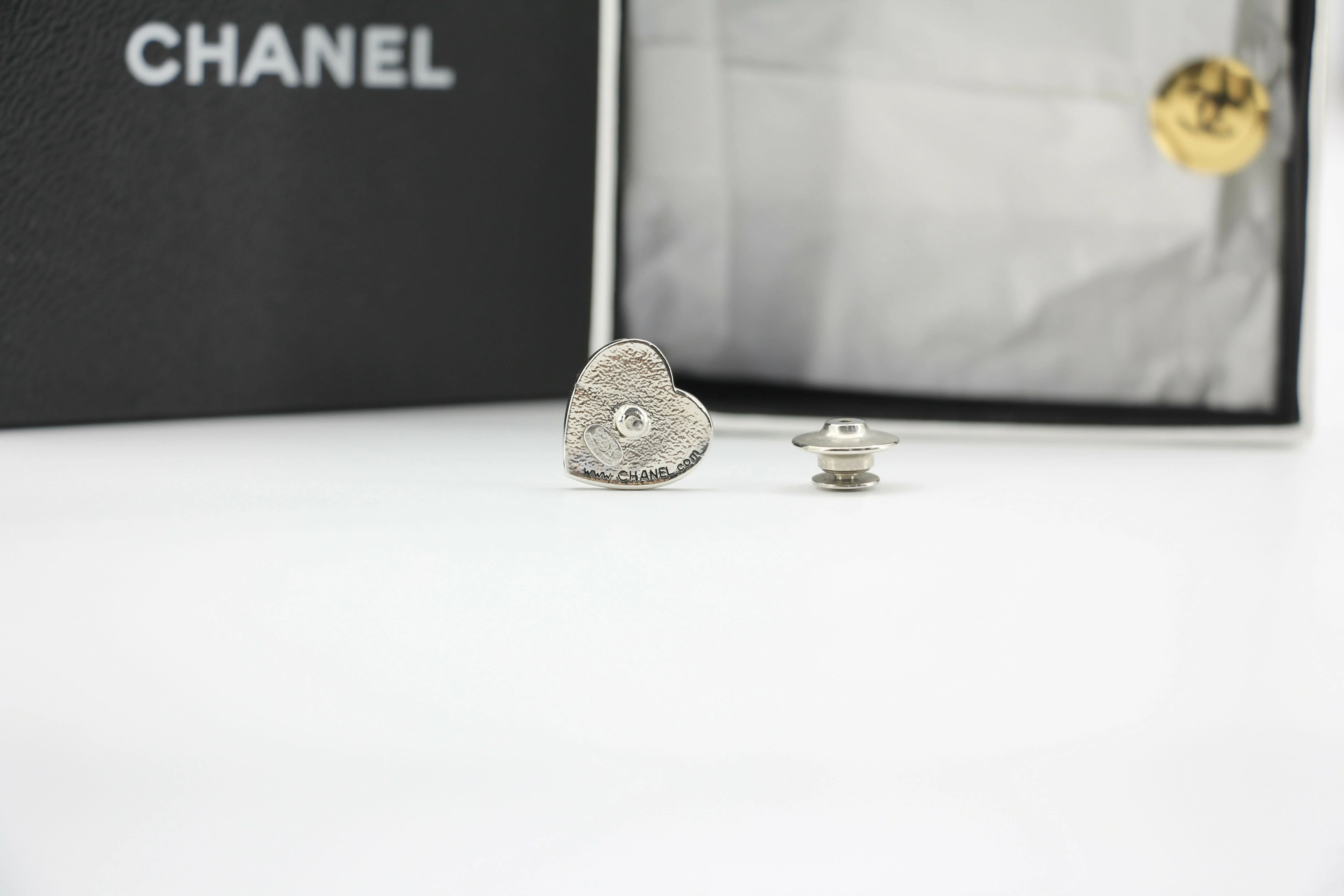 Chanel Vintage 03A Metal American Style Heart Brooch - Image 7