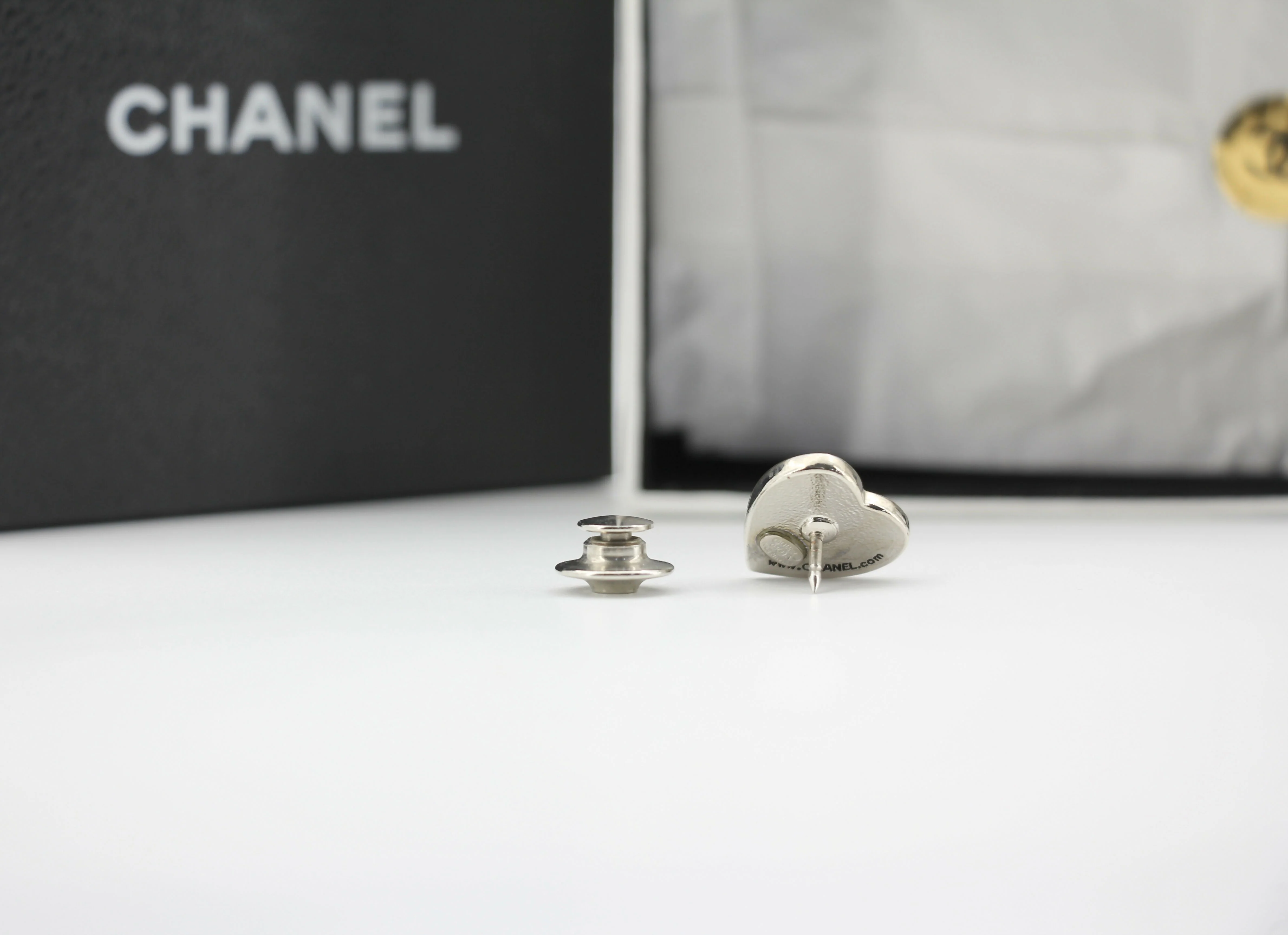 Chanel Vintage 03A Metal American Style Heart Brooch - Image 8