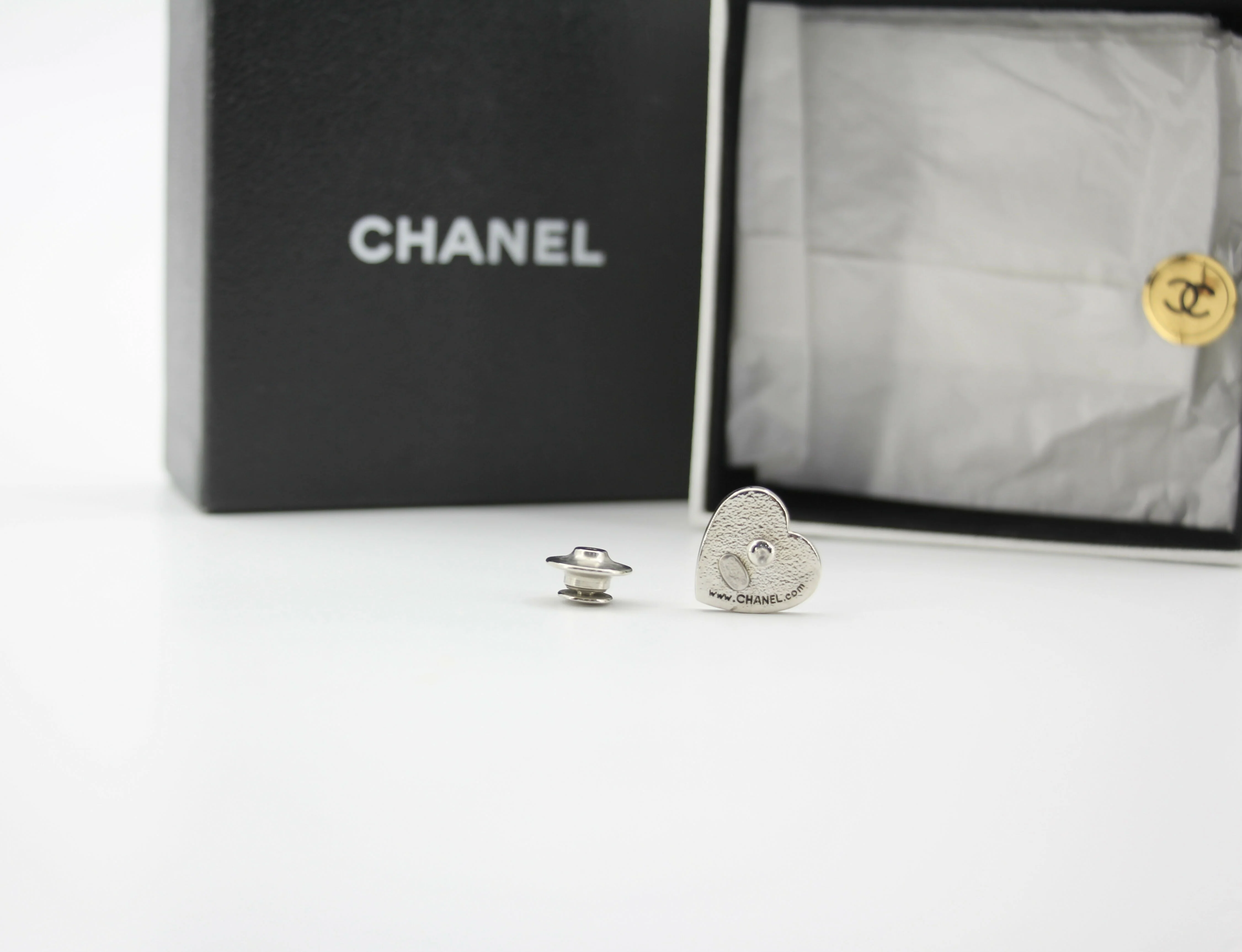 Chanel Vintage 03A Metal American Style Heart Brooch - Image 9