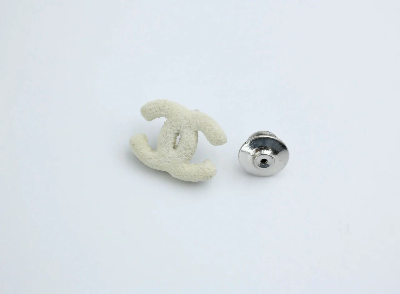Chanel Vintage 03A Metal White Frosted CC Brooch - Image 2