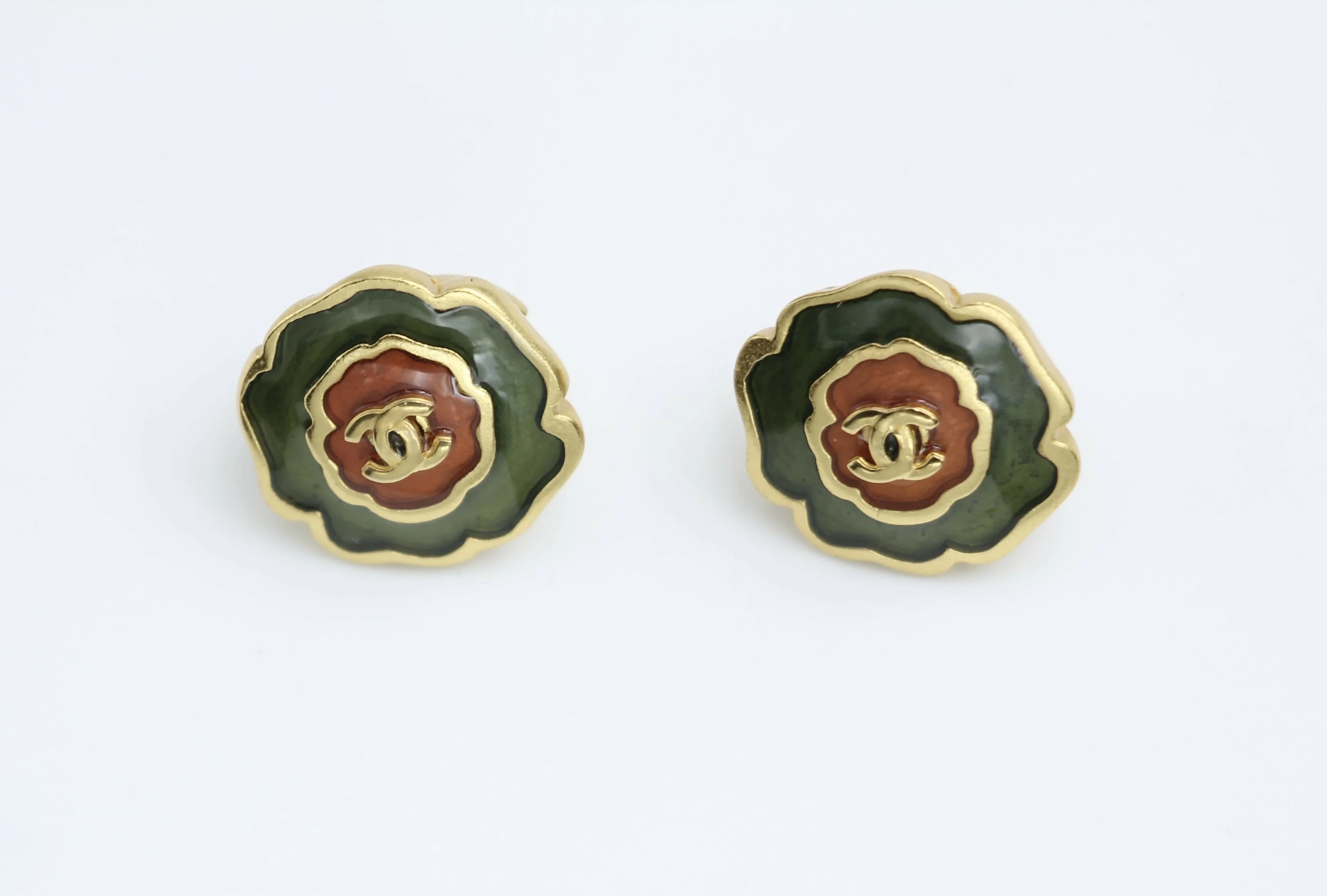 Chanel Vintage 03P Enamel Green and Red Flower Stacking Stud Earrings - Image 4