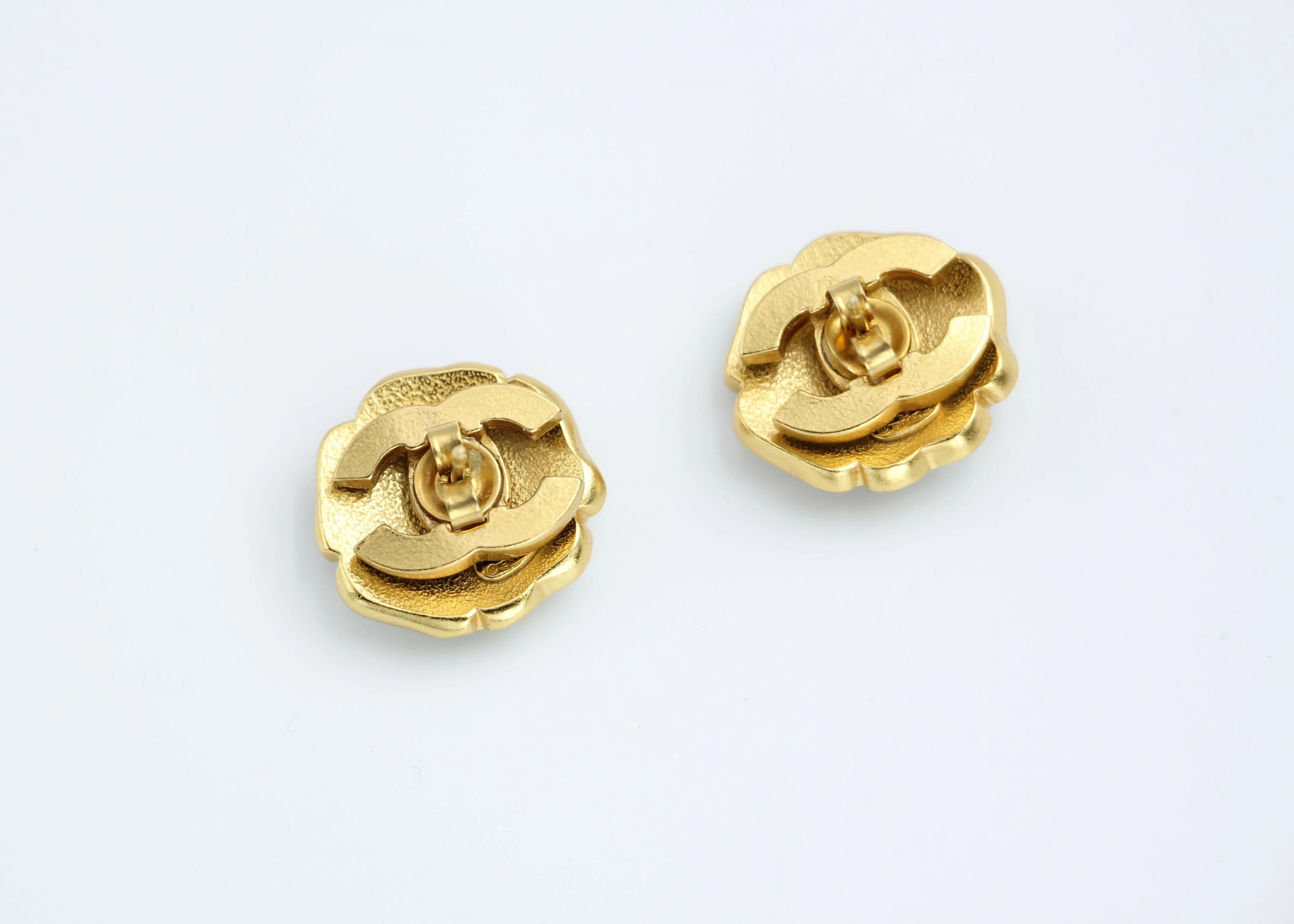 Chanel Vintage 03P Enamel Green and Red Flower Stacking Stud Earrings - Image 5