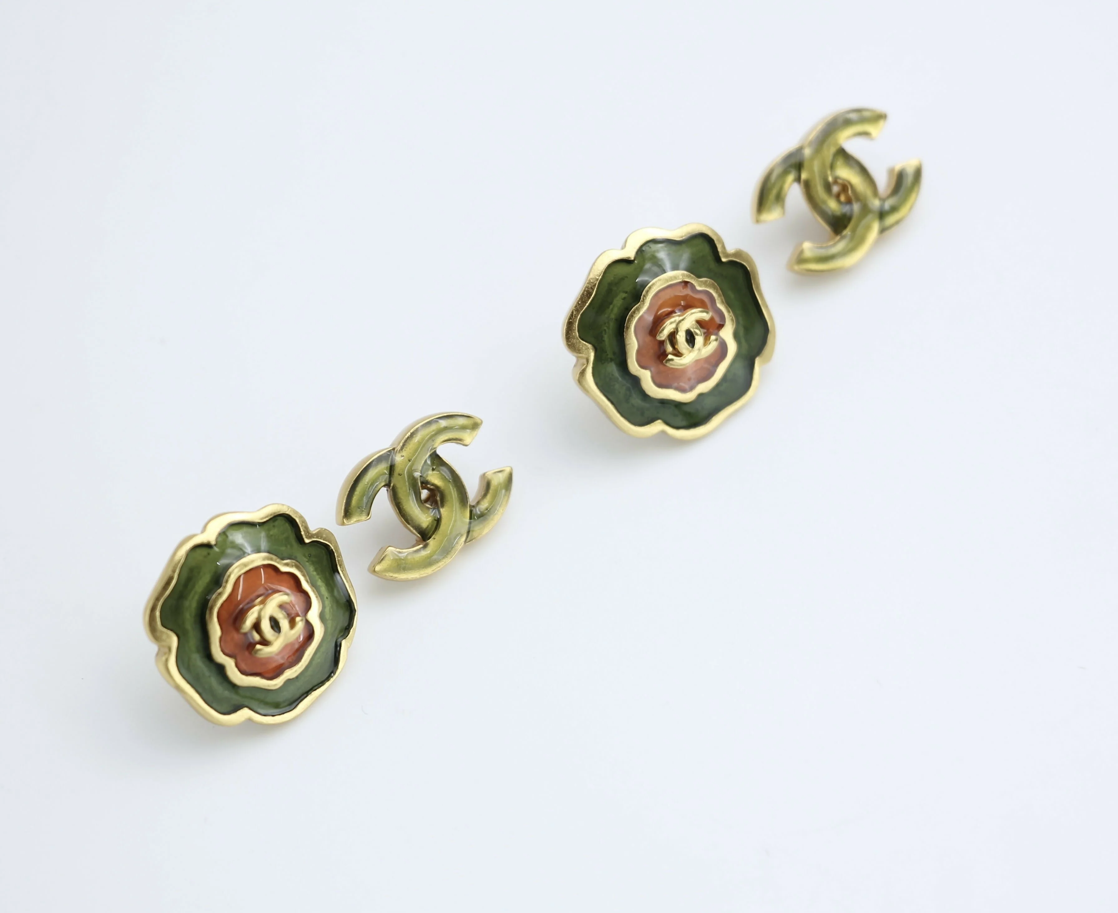 Chanel Vintage 03P Enamel Green and Red Flower Stacking Stud Earrings - Image 6