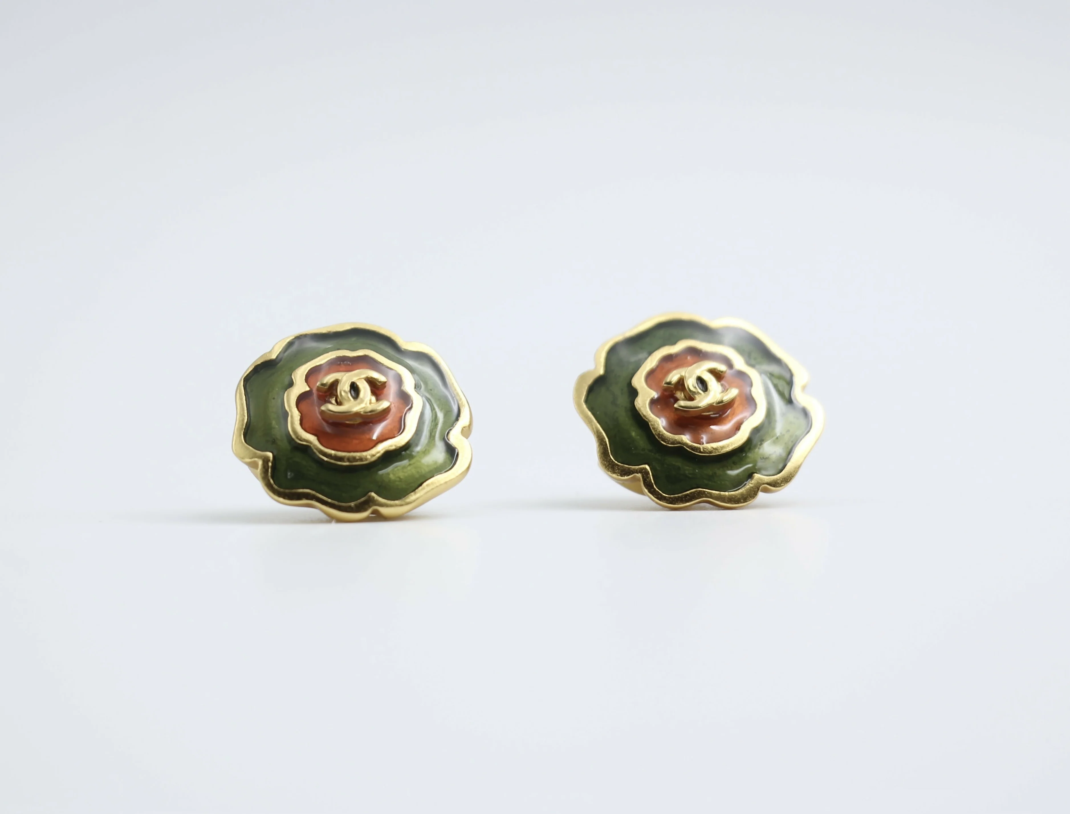 Chanel Vintage 03P Enamel Green and Red Flower Stacking Stud Earrings - Image 7
