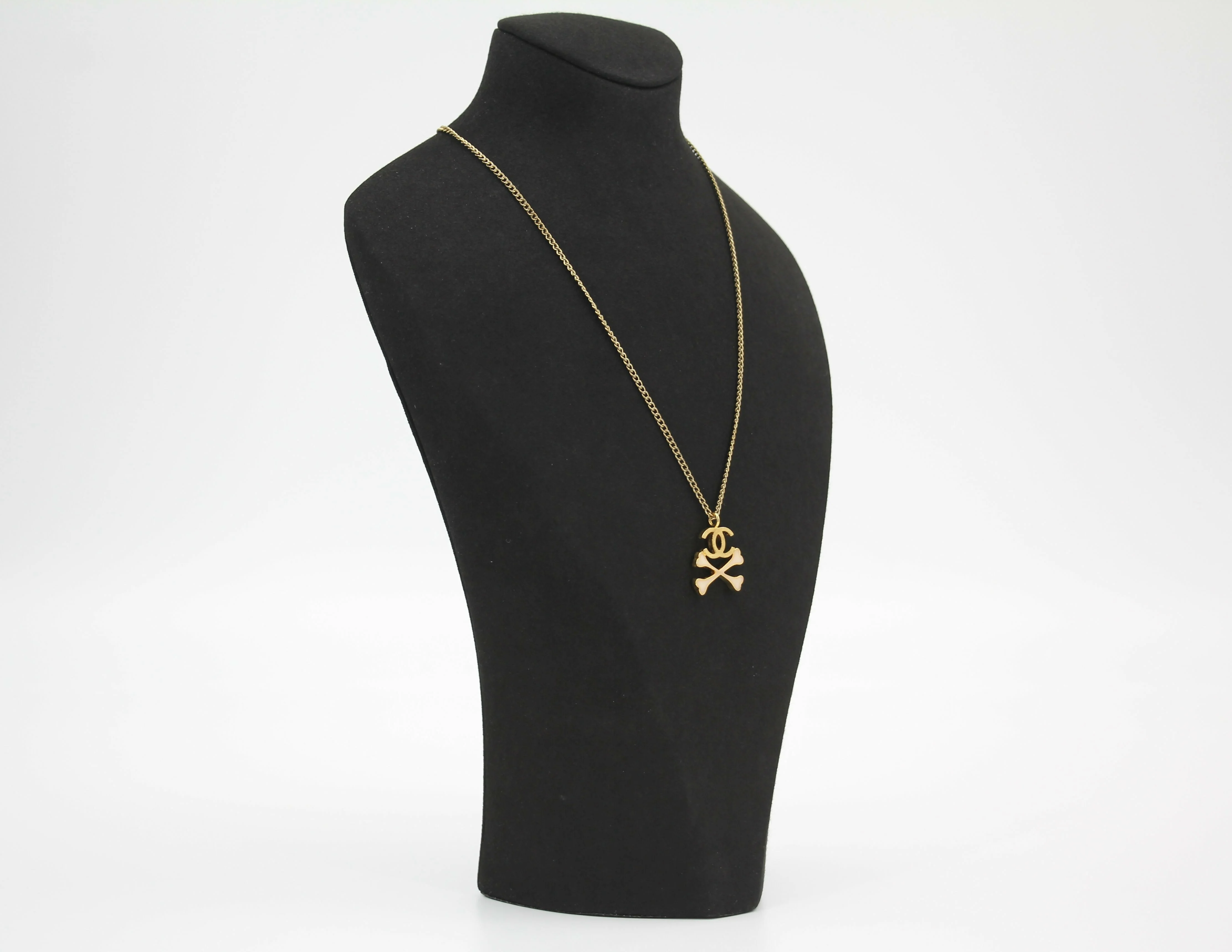 Chanel Vintage 03P Gold-plated CC Enamel White Skull Necklace - Image 3