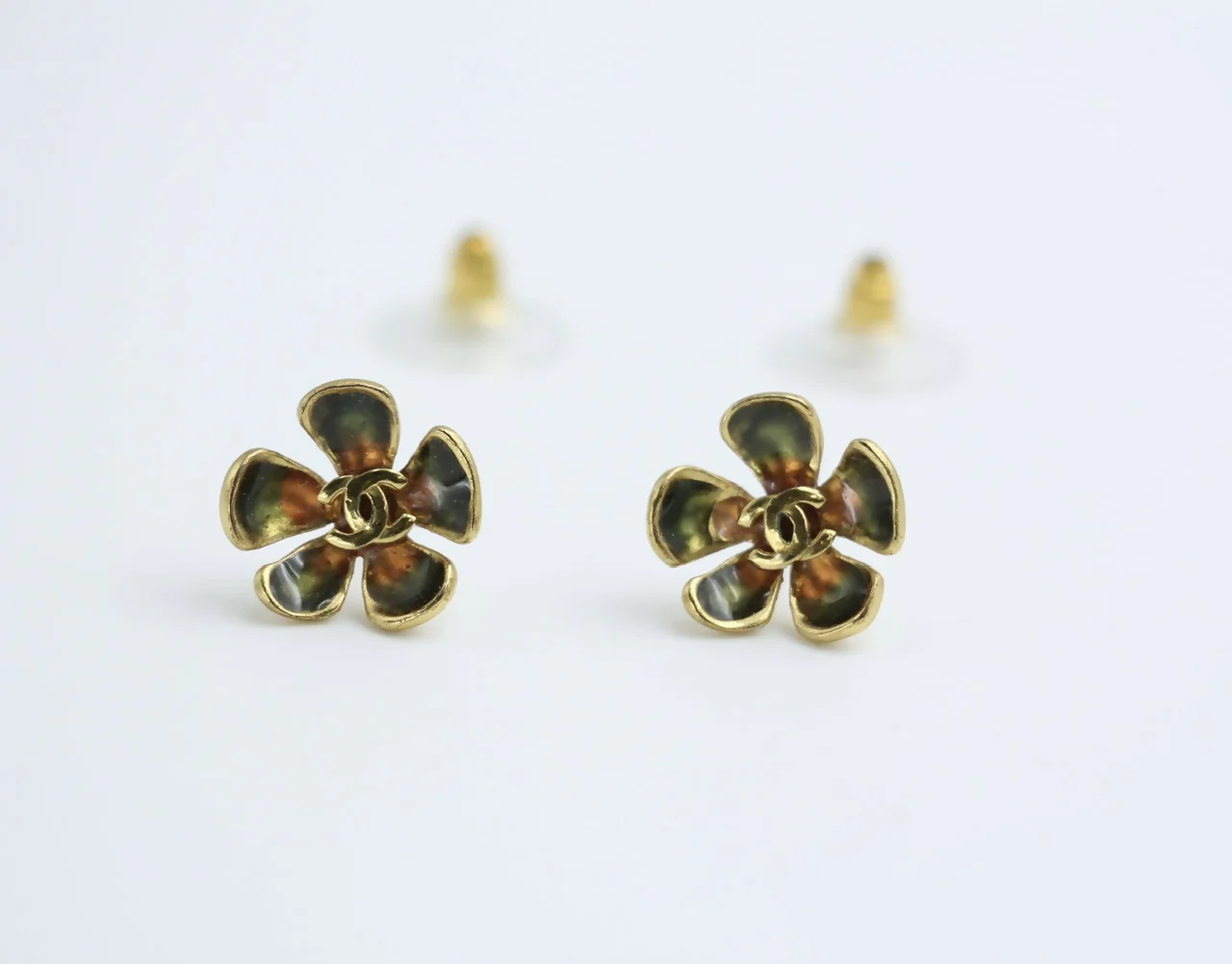 Chanel Vintage 03P Gold-plated Emerald Green and Red Flower Stud Earrings - Image 2