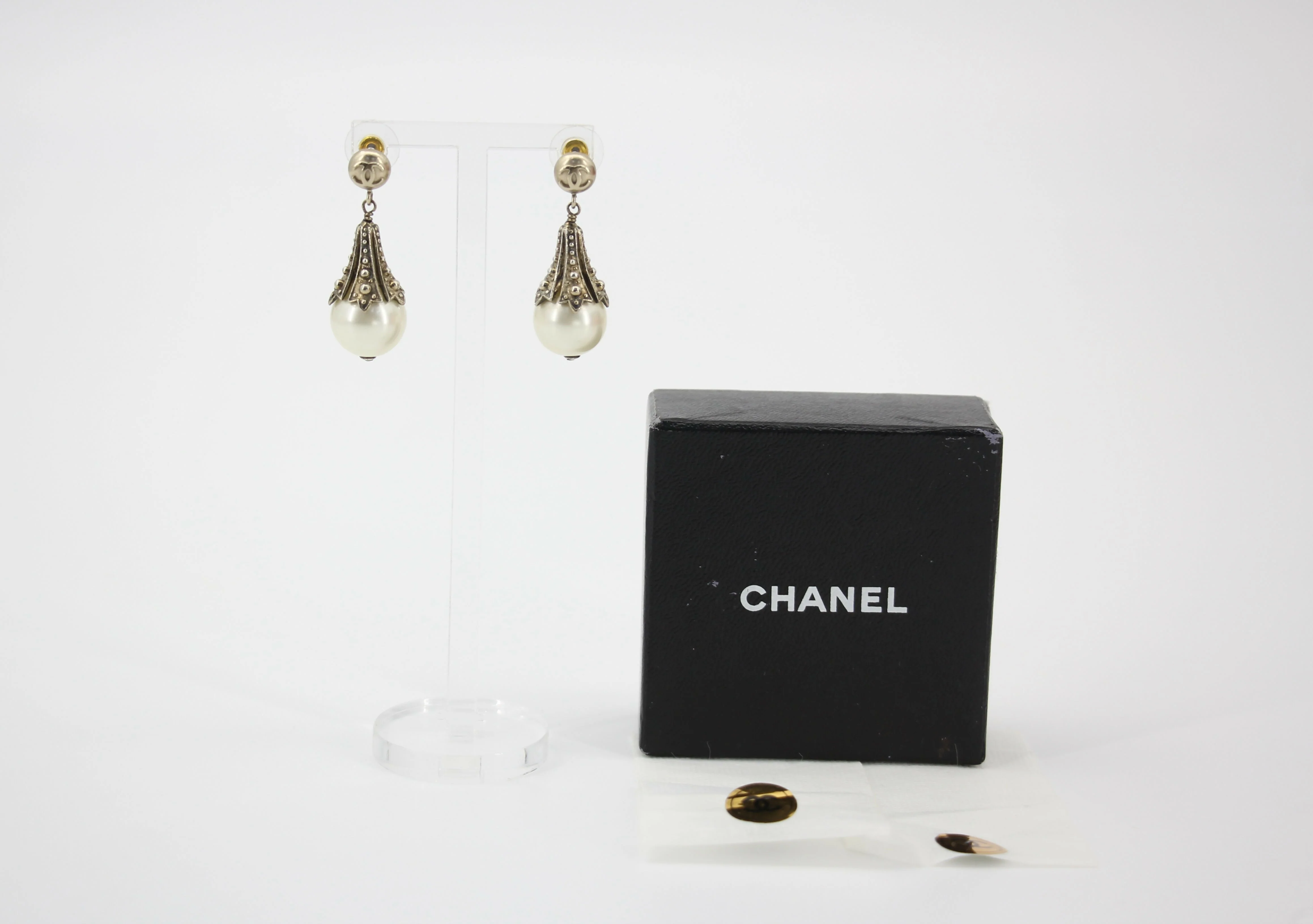 Chanel Vintage 03P Imitation Pearl & Metal Bronze-Tone Stud Earrings - Image 2