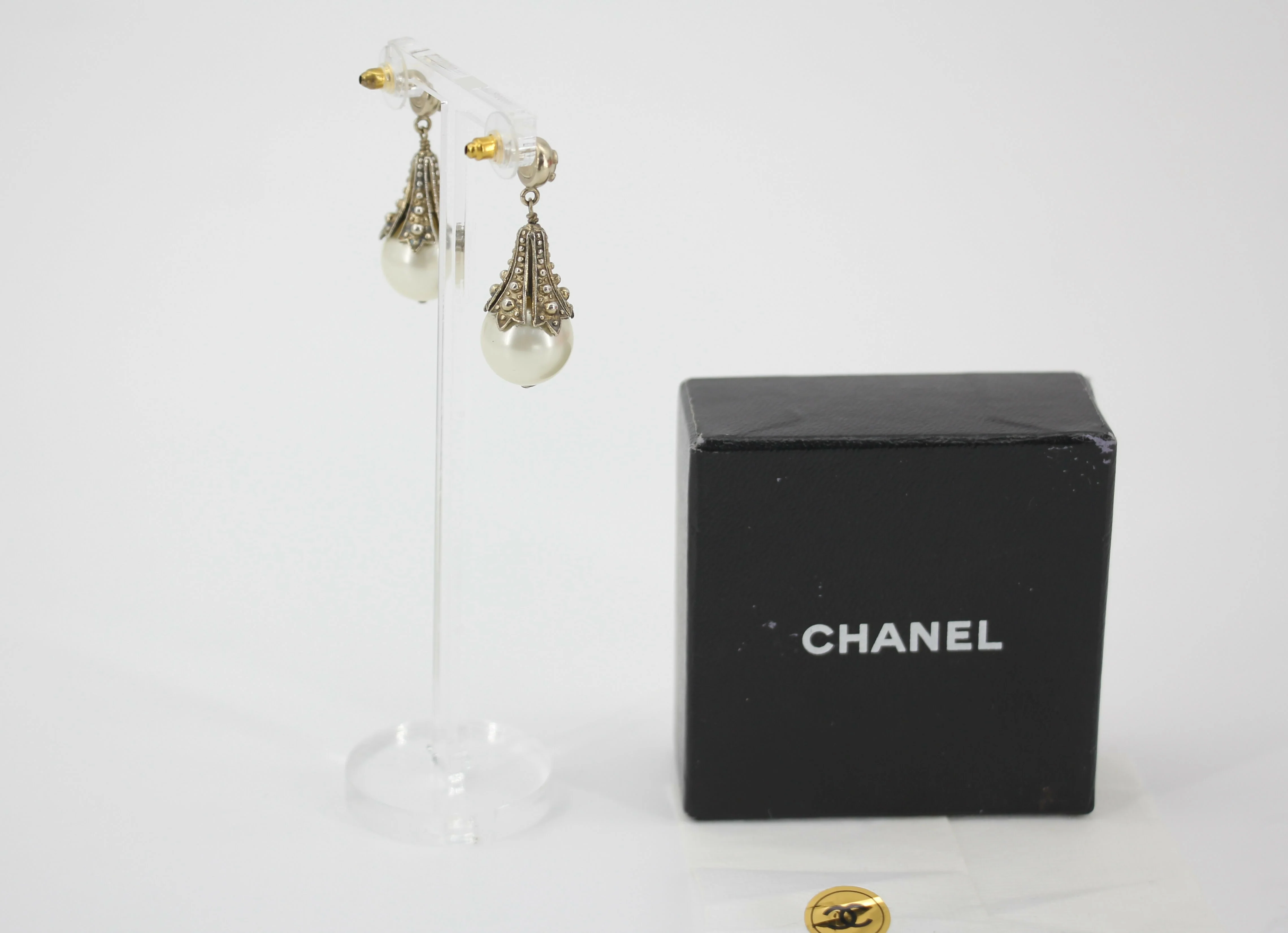 Chanel Vintage 03P Imitation Pearl & Metal Bronze-Tone Stud Earrings - Image 3