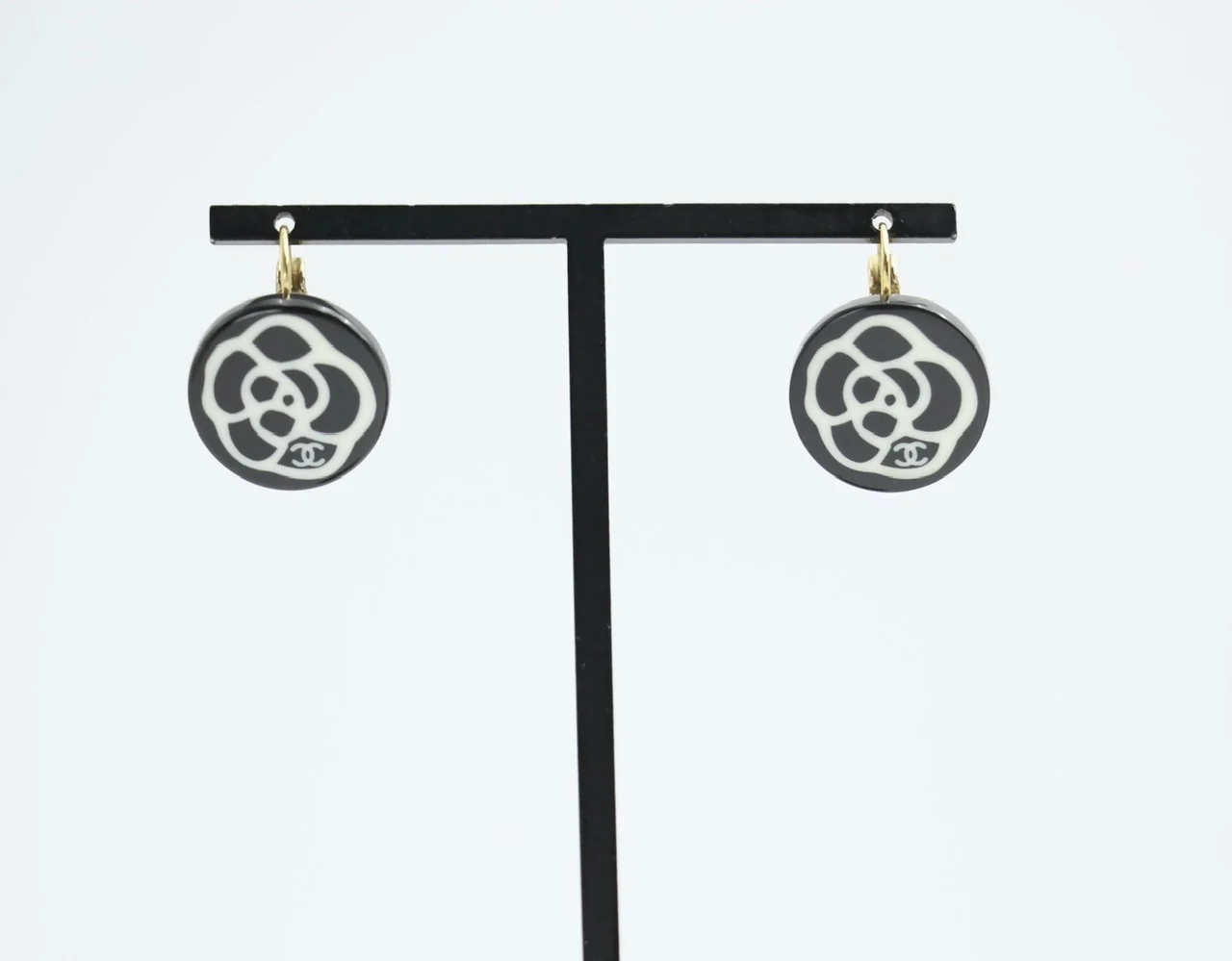 Chanel Vintage 03P Resin Black and White Camellia Button Hoop Earrings - Image 2