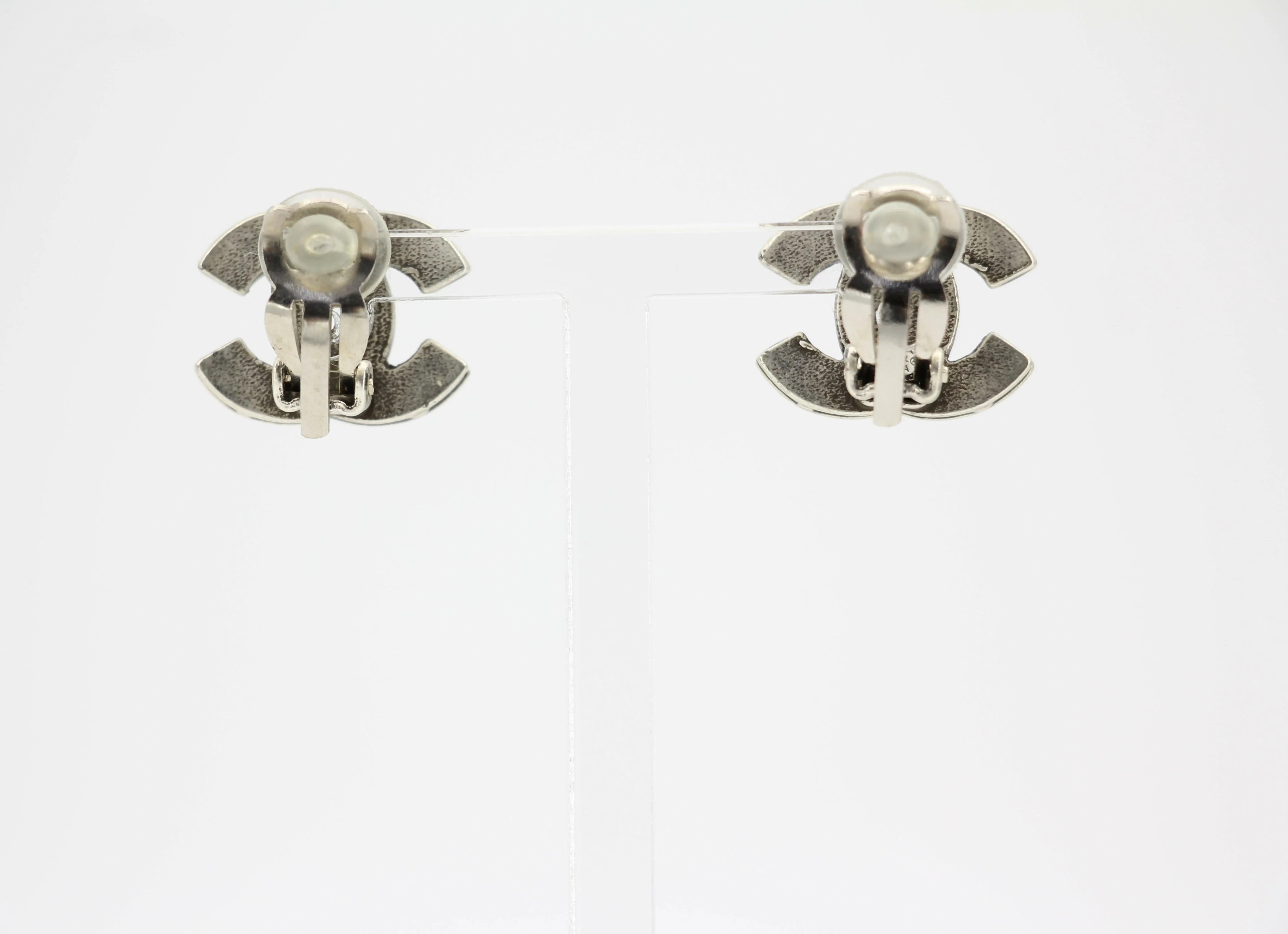 Chanel Vintage 04A Metal Black Silver CC Clip-on Earrings - Image 3