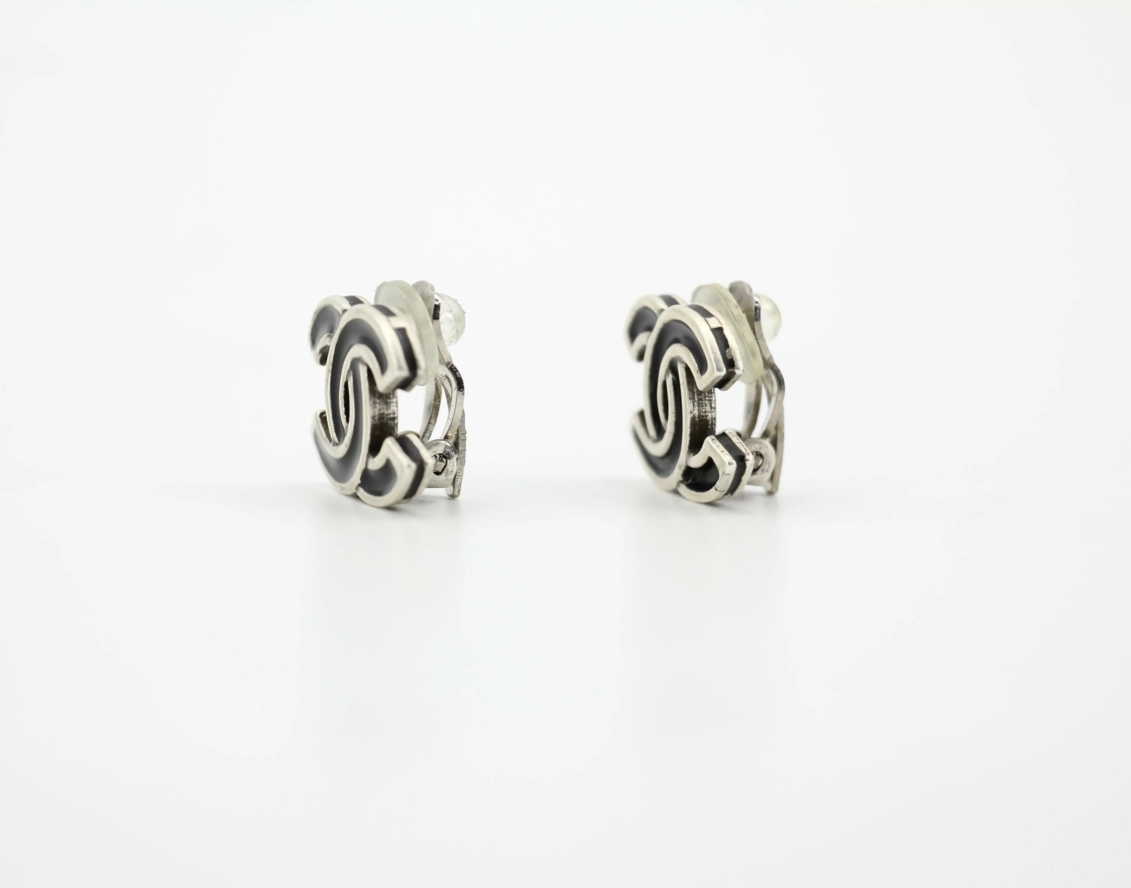 Chanel Vintage 04A Metal Black Silver CC Clip-on Earrings - Image 4
