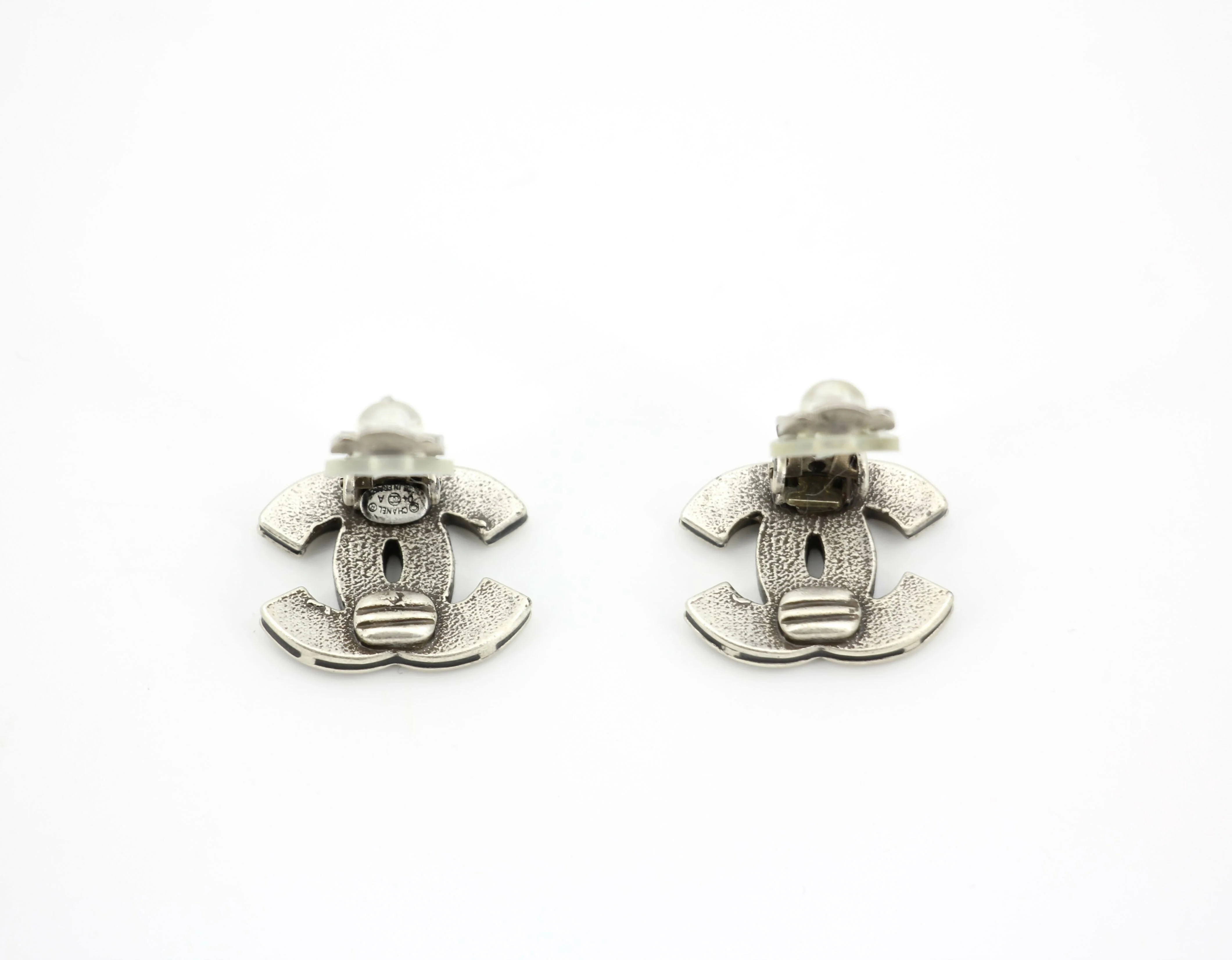 Chanel Vintage 04A Metal Black Silver CC Clip-on Earrings - Image 7