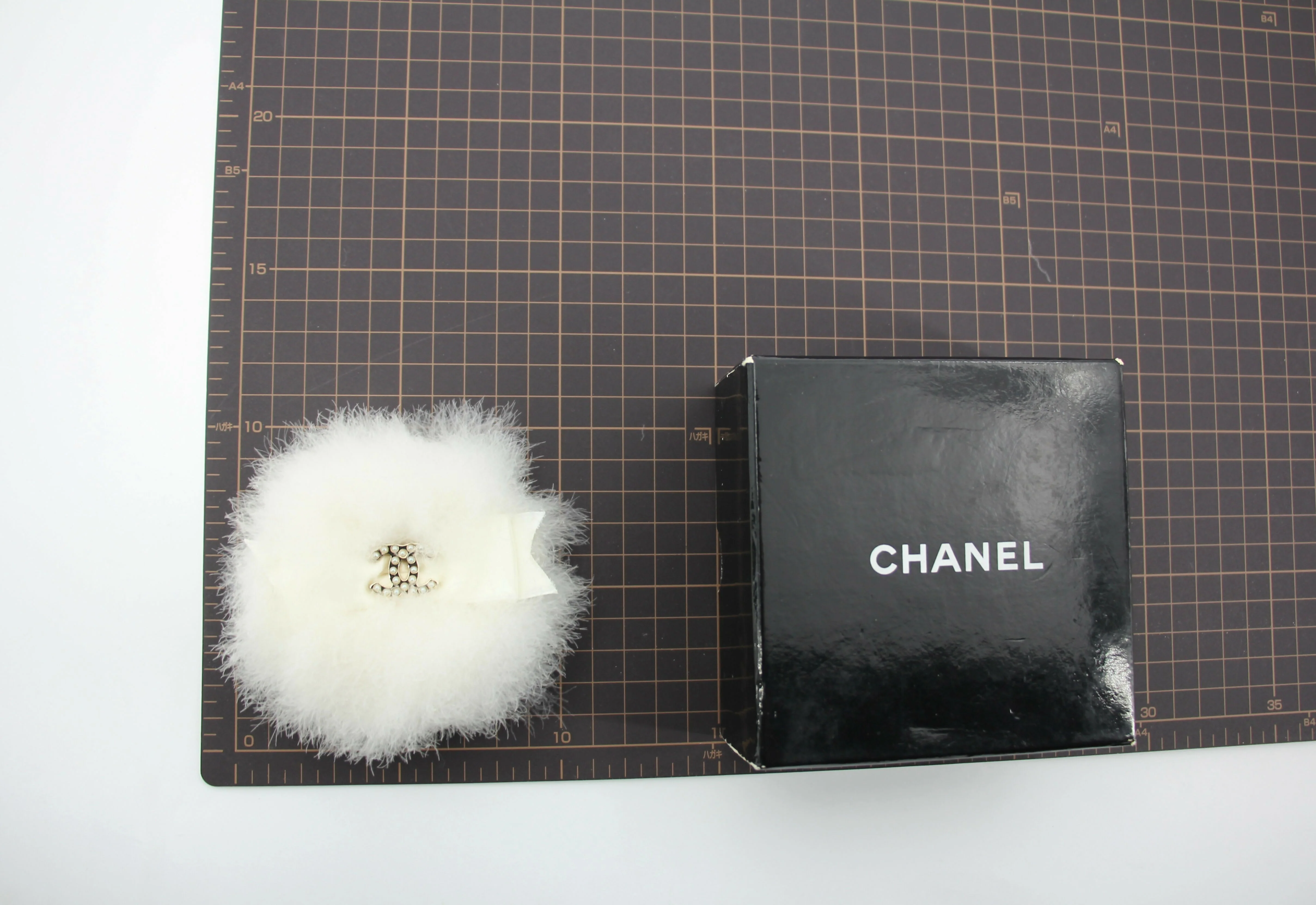 Chanel Vintage 04A Rabbit Fur White Round Bow Brooch - Image 10