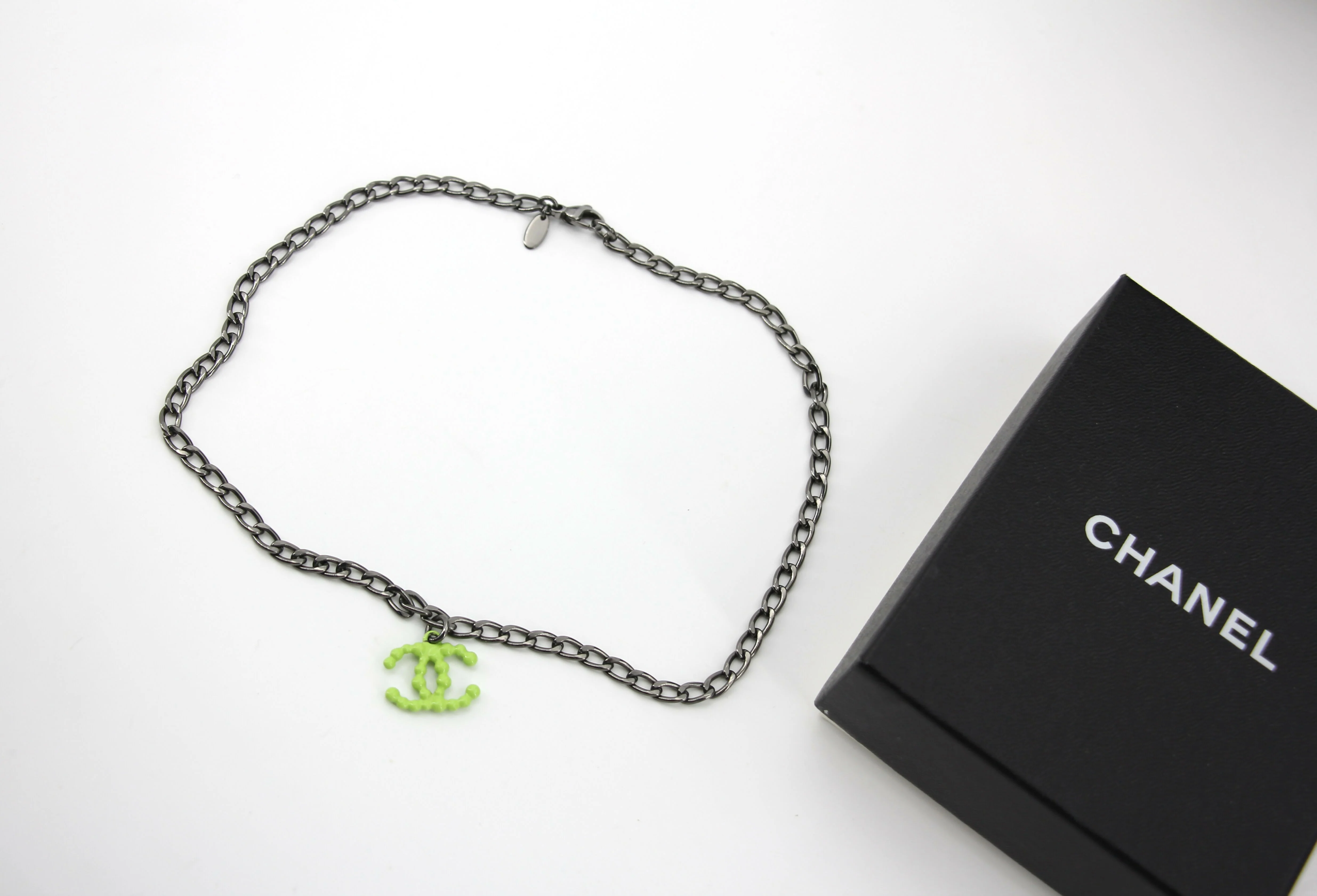 Chanel Vintage 04A Resin Fluorescent Green CC Grey Chain Necklace - Image 5