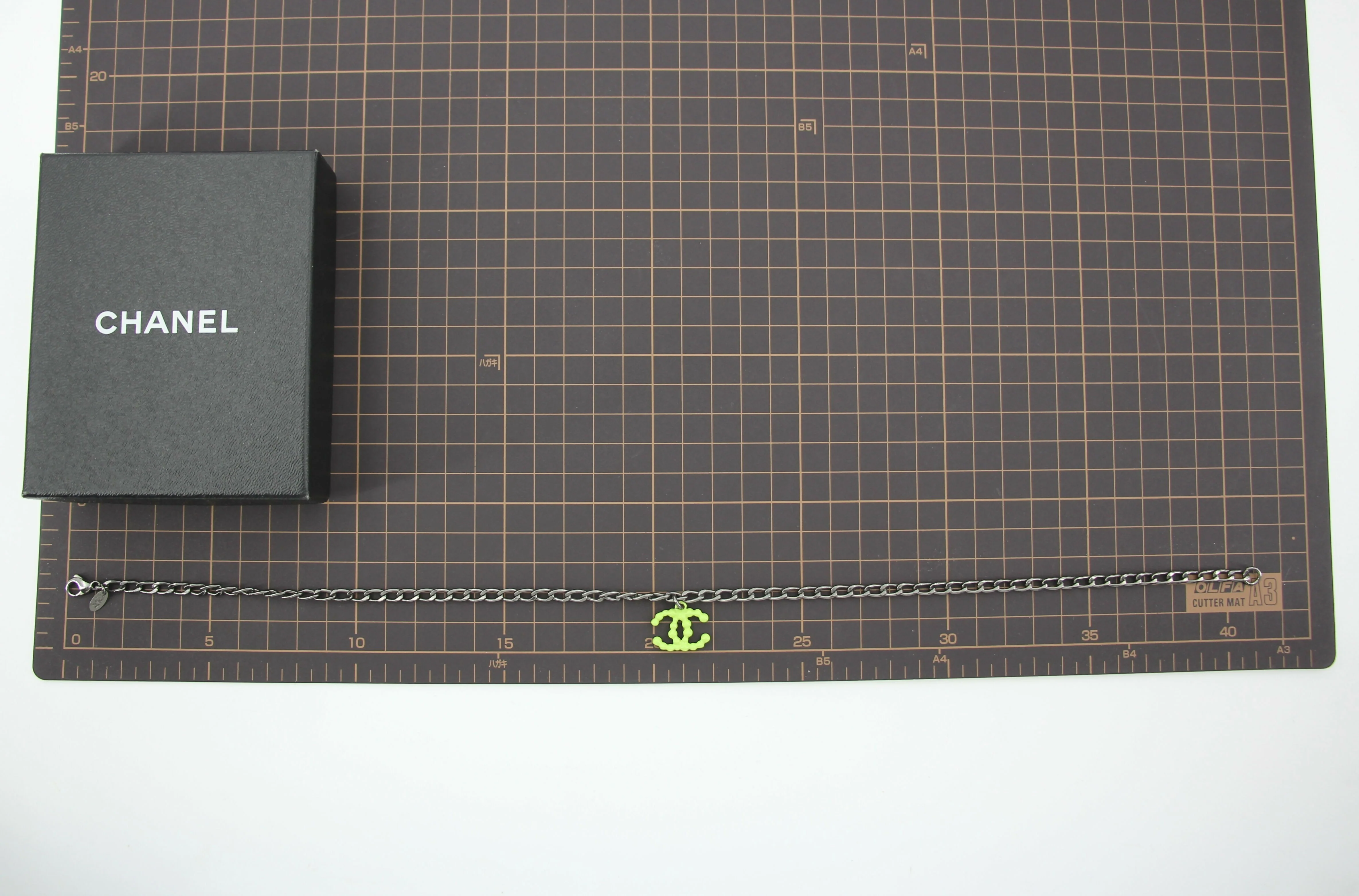 Chanel Vintage 04A Resin Fluorescent Green CC Grey Chain Necklace - Image 9