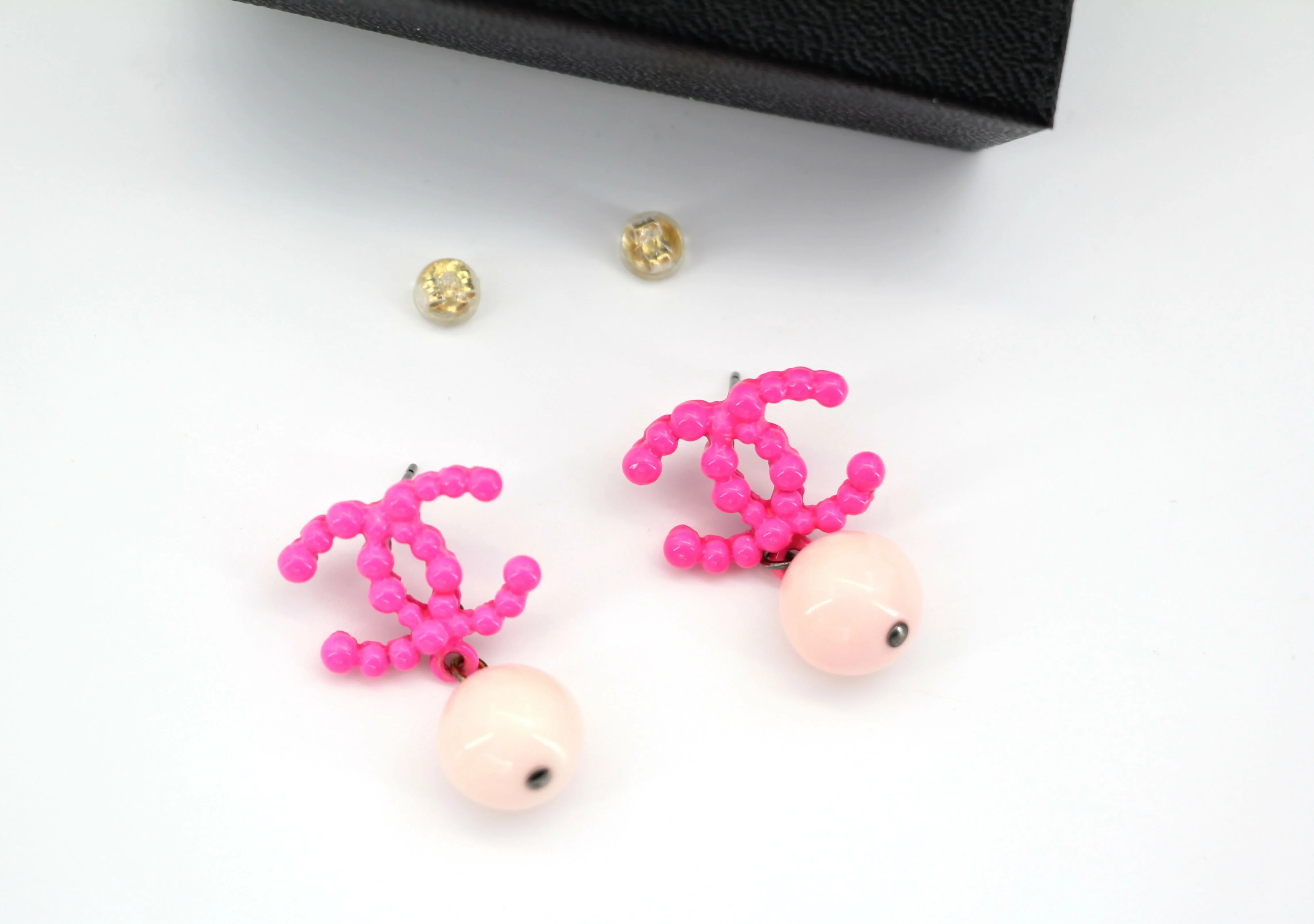 Chanel Vintage 04A Resin Fluorescent Pink Bobble Pendant Stud Earrings - Image 2